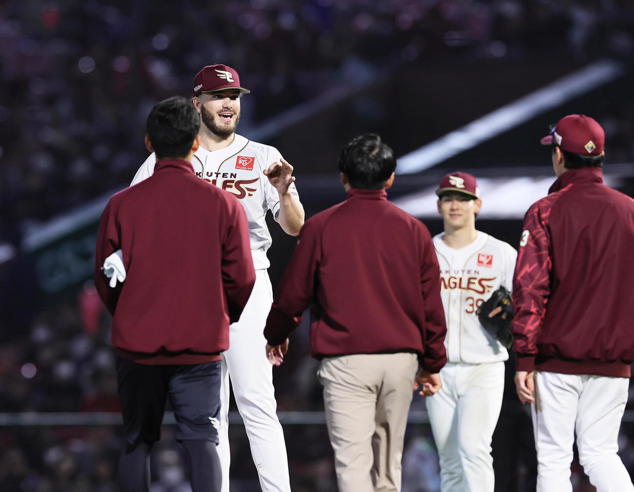 楽天対オリックス　7回表オリックス無死、紅林に投手強襲打を浴びたポンセ（左から2人目）はマウンドに向かったスタッフに「OKポーズ」を出す（撮影・足立雅史）