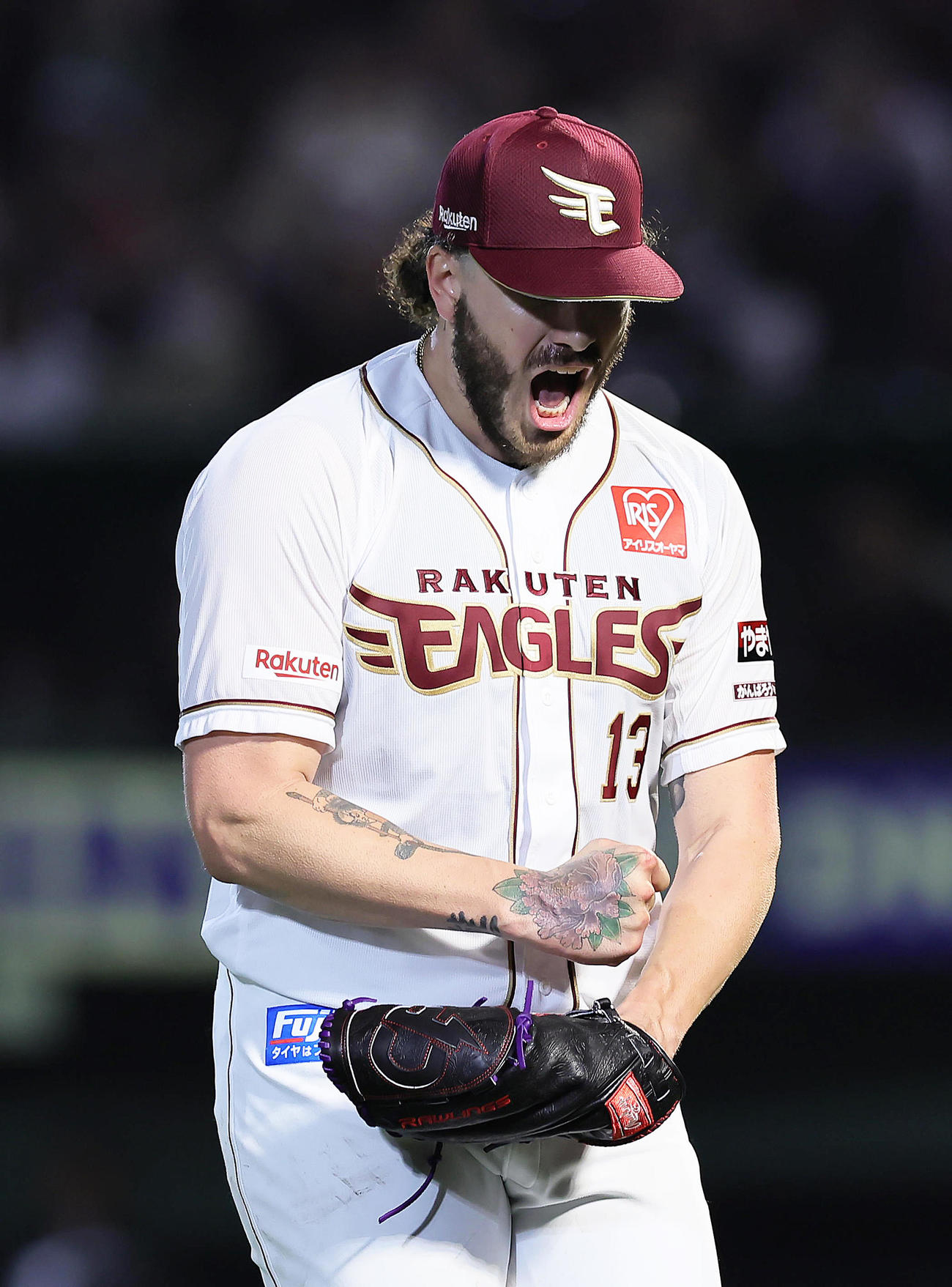 楽天対オリックス　7回表オリックス2死一、二塁、西川（左）を二ゴロに仕留め雄たけびを上げるポンセ（撮影・足立雅史）