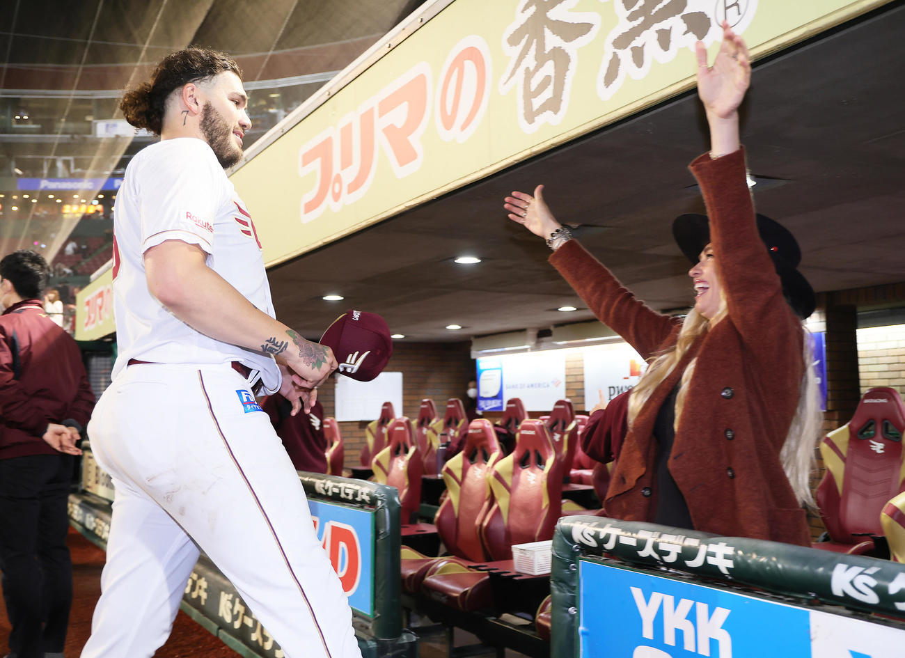 楽天対オリックス　今季2勝目を挙げた楽天のポンセ（左）を笑顔で迎える妻エマさん（撮影・足立雅史）