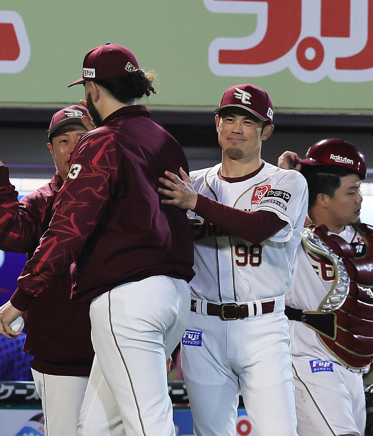 楽天対オリックス　今季2勝目を挙げた楽天ポンセ（左）を笑顔で迎える今江監督（撮影・足立雅史）