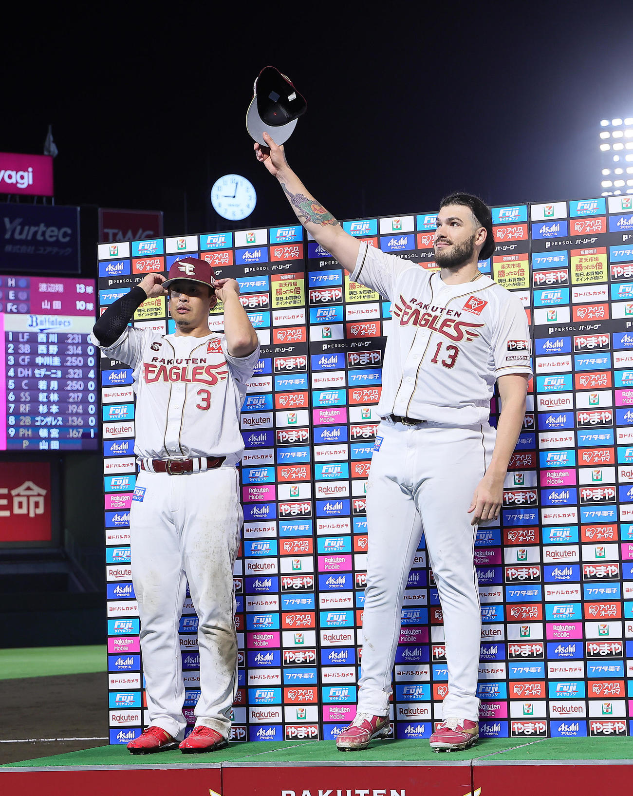 楽天対オリックス　スタンドの声援に応える楽天の浅村（左）とポンセ（撮影・足立雅史）