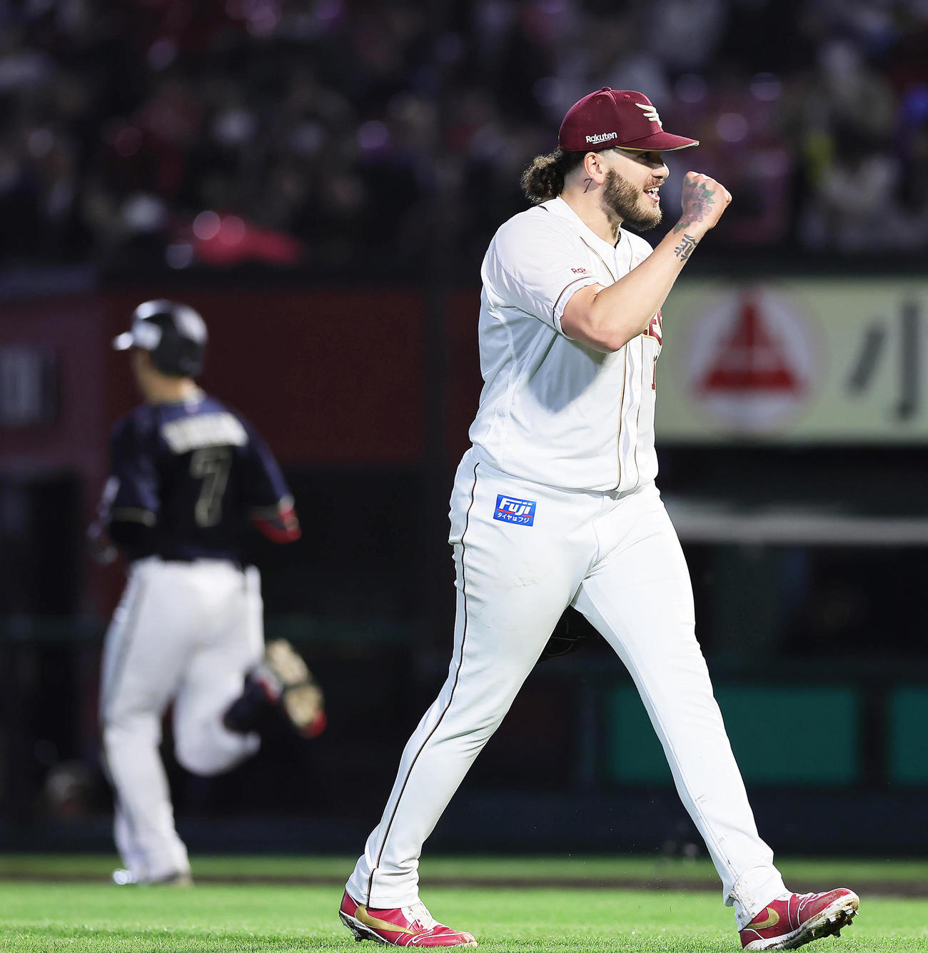 楽天対オリックス　7回表オリックス2死一、二塁、西川（左）を二ゴロに仕留めガッツポーズするポンセ（撮影・足立雅史）