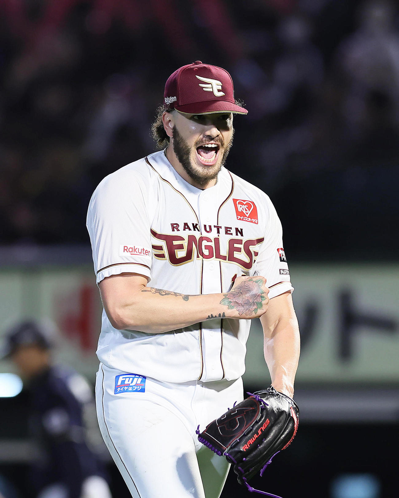 楽天対オリックス　7回表オリックス2死一、二塁、西川（左）を二ゴロに仕留め雄たけびを上げるポンセ（撮影・足立雅史）