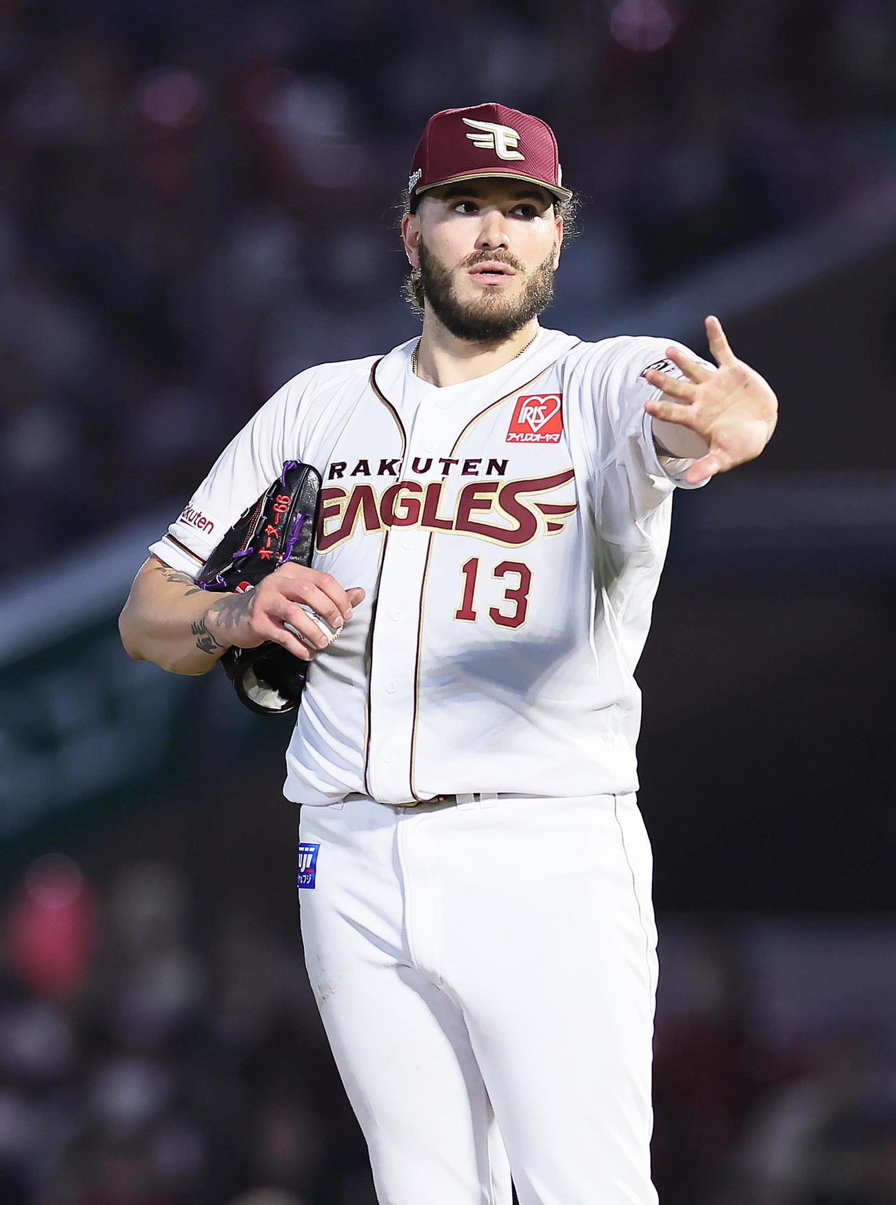 楽天対オリックス　7回表オリックス無死、紅林に投手強襲打を浴びたポンセはマウンドに向かうスタッフに手を振り制止する（撮影・足立雅史）