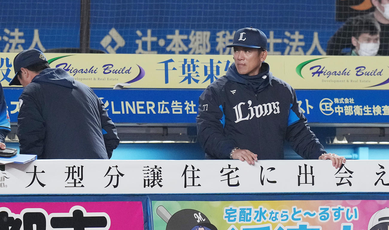 ロッテ対西武　ロッテにサヨナラ負けし、険しい表情の西武松井監督（右）（撮影・鈴木みどり）