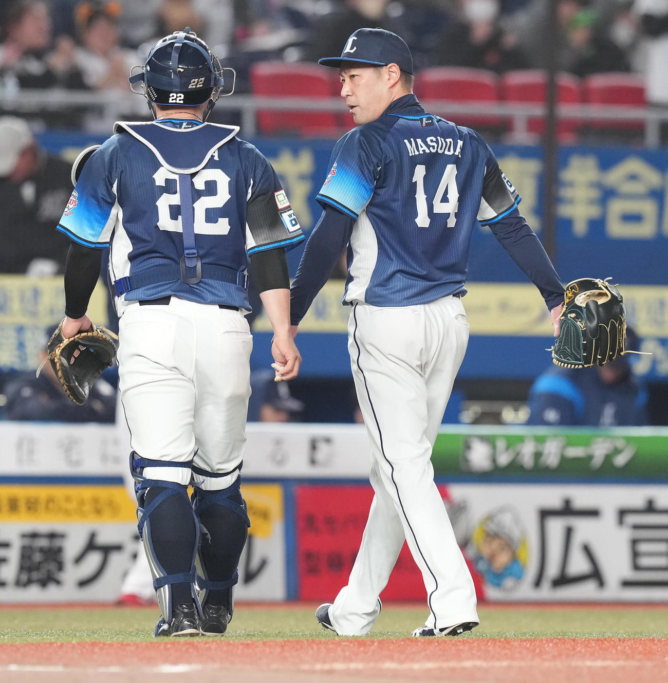 ロッテ対西武　11回裏ロッテ2死一、二塁、岡にサヨナラ打を浴び、引き揚げる増田（右）（撮影・鈴木みどり）