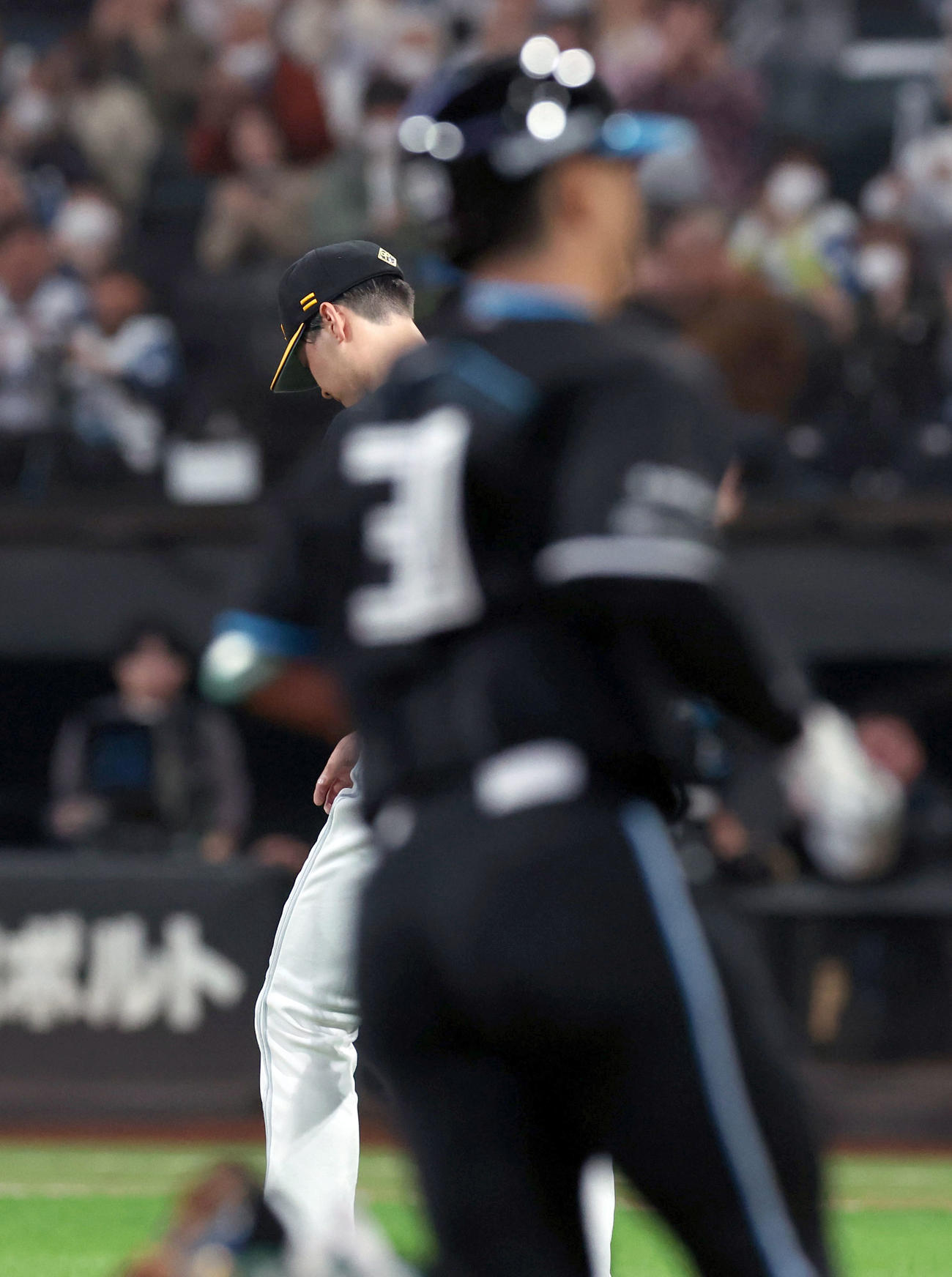 日本ハム対ソフトバンク　3回裏日本ハム1死一、二塁、郡司（手前）に中越え3点本塁打を浴びる有原（撮影・佐藤翔太）