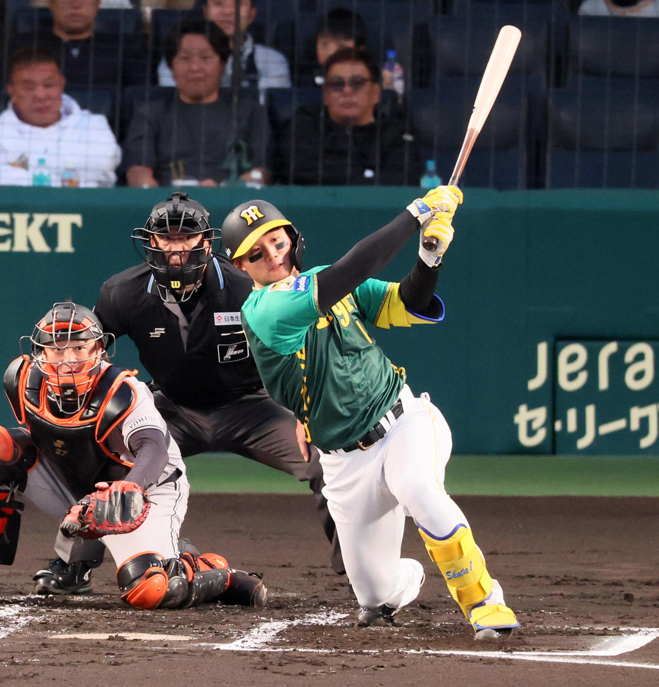 阪神対巨人　1回裏阪神1死一塁、森下は左前打を放つ（撮影・加藤哉）