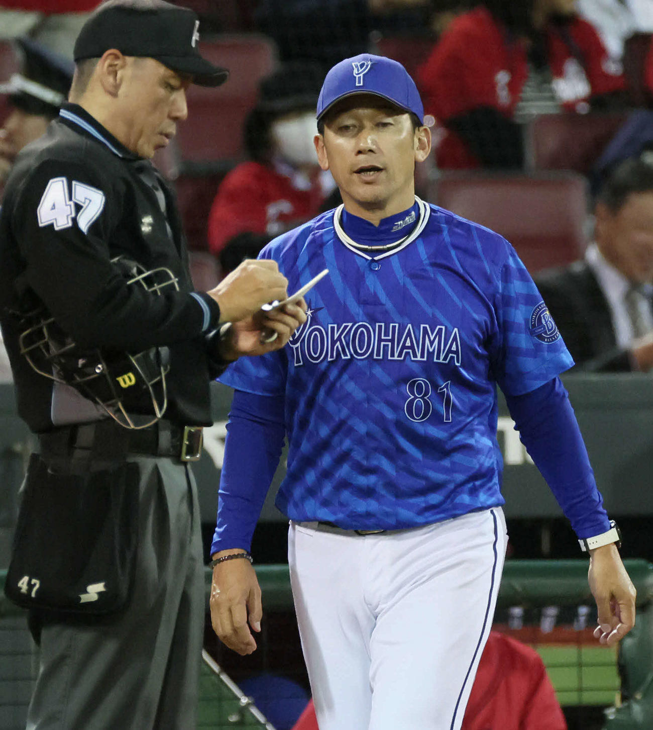 広島対DeNA 8回表終了時、交代を告げる三浦監督（撮影・加藤孝規）