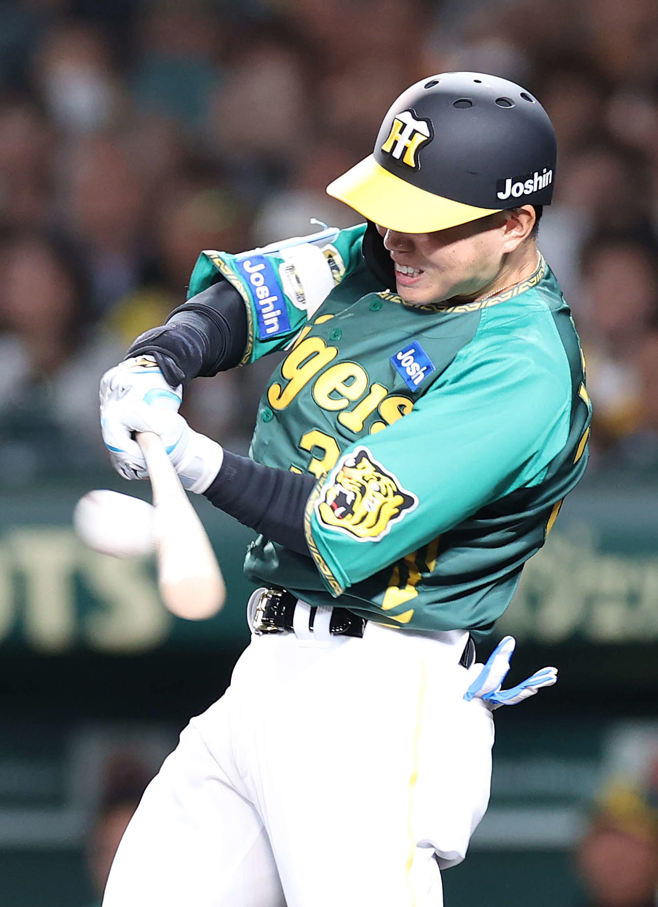 阪神対巨人　7回裏阪神1死二、三塁、右犠飛を放つ糸原（撮影・河野匠）