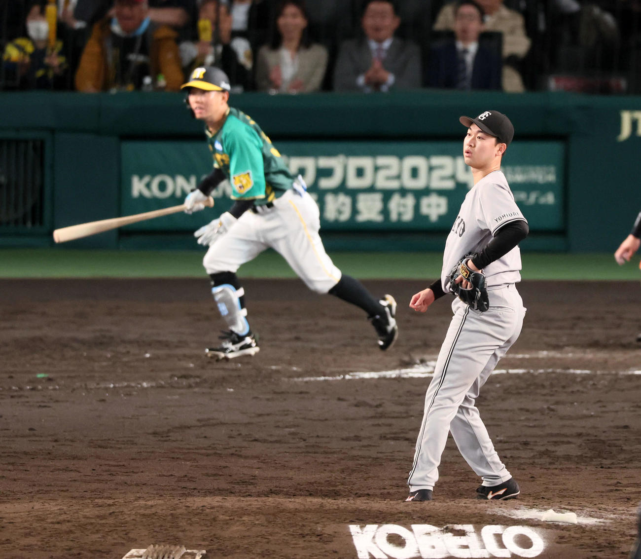 阪神対巨人　7回裏阪神1死二、二塁、山崎伊は代打糸原に右犠飛を打たれ失点する（撮影・加藤哉）