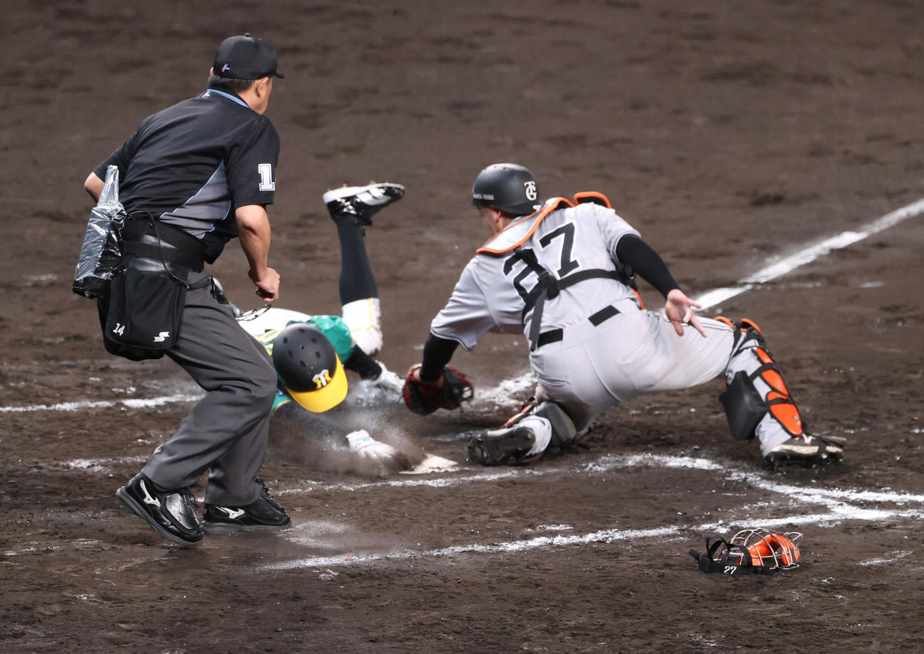 阪神対巨人　7回裏阪神1死二、三塁、三走植田（中央）は代打糸原の右犠飛で生還する。捕手岸田（撮影・上山淳一）