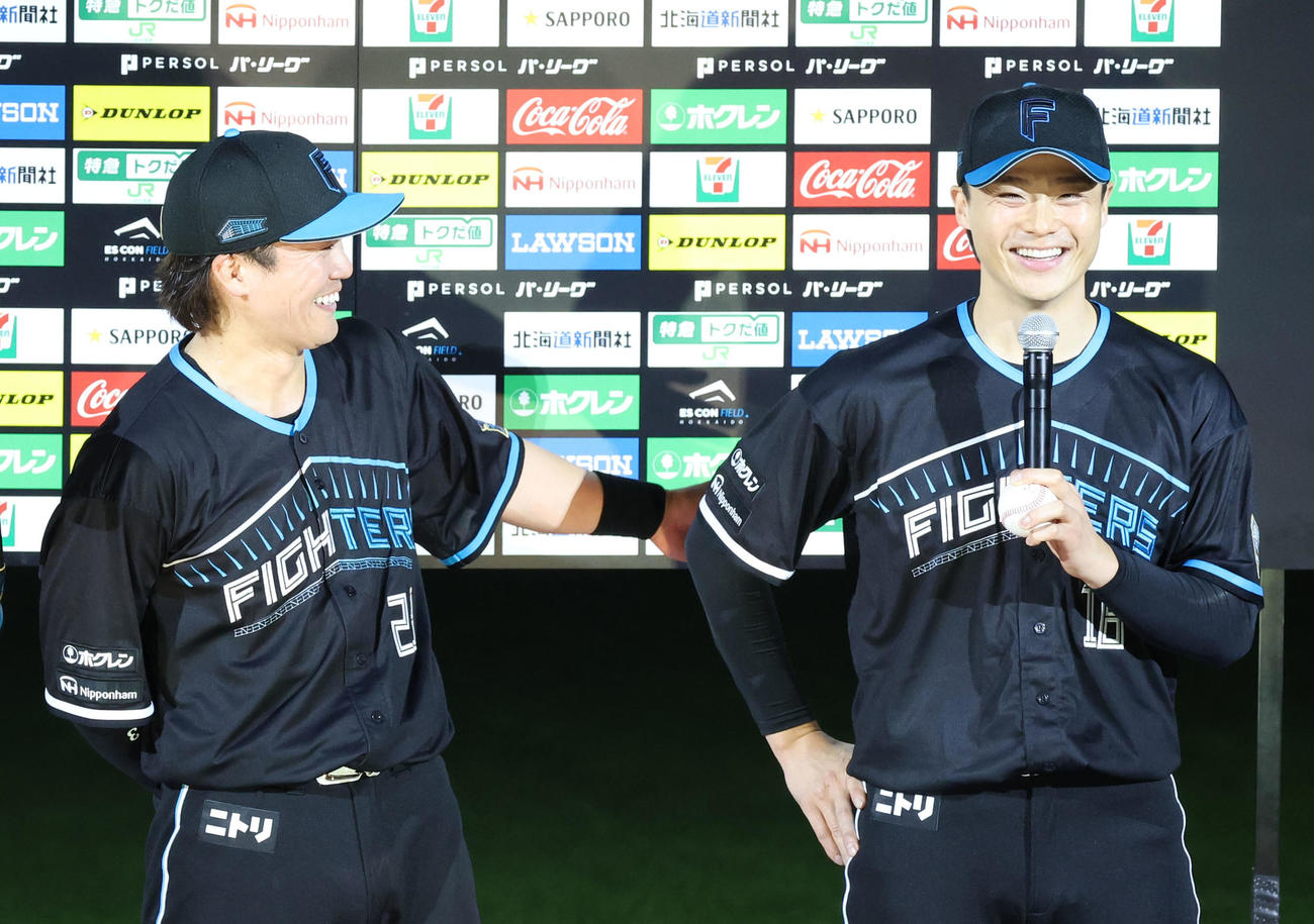 日本ハム対ソフトバンク　試合終了後、インタビューに応じる日本ハム伏見（左）と山崎（撮影・佐藤翔太）