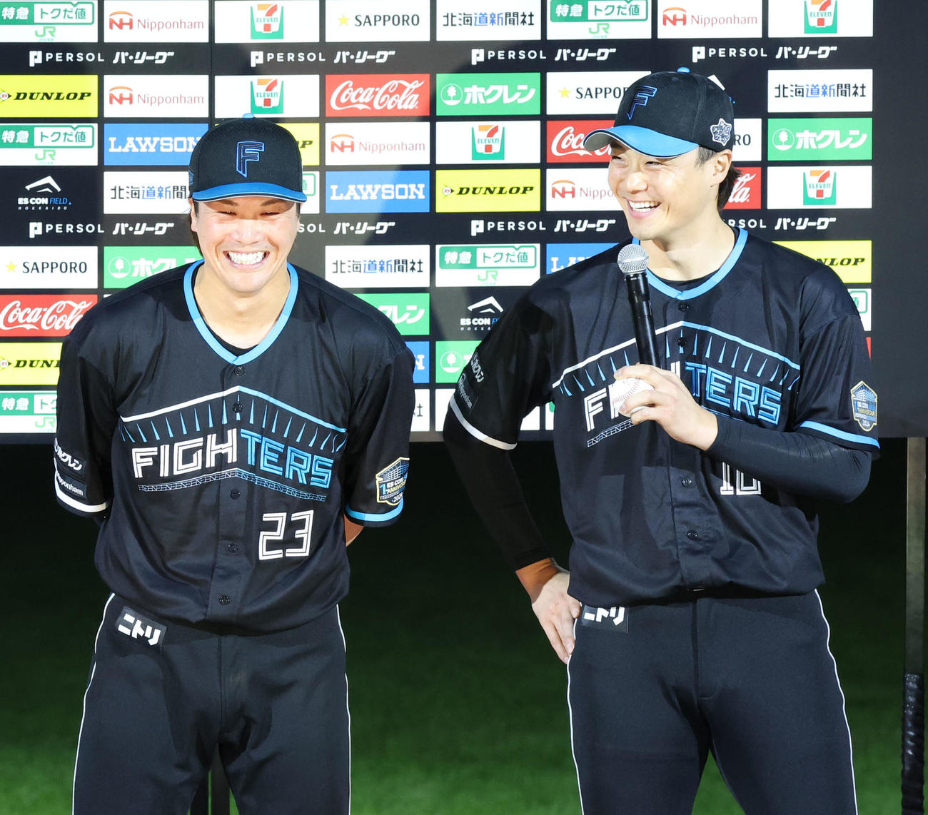 日本ハム対ソフトバンク　試合終了後、インタビューに応じる日本ハム伏見（左）と山崎（撮影・佐藤翔太）