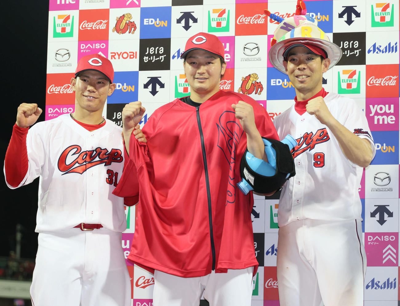 広島対DeNA　お立ち台でポーズを決める左から坂倉、床田、秋山（撮影・加藤孝規）