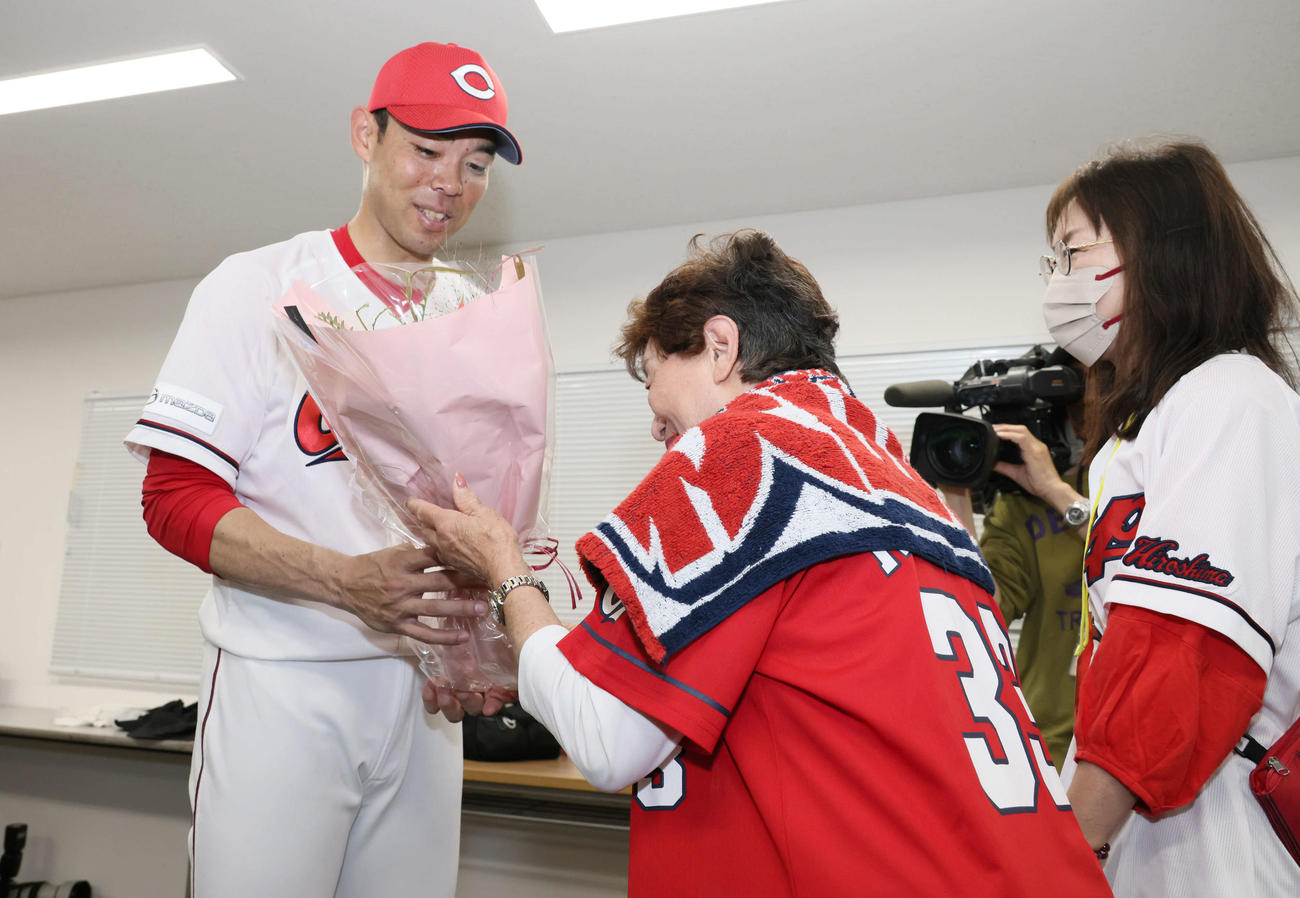 広島対DeNA　本日誕生日の広島秋山はひとり親家庭に試合観戦をプレゼント（撮影・加藤孝規）