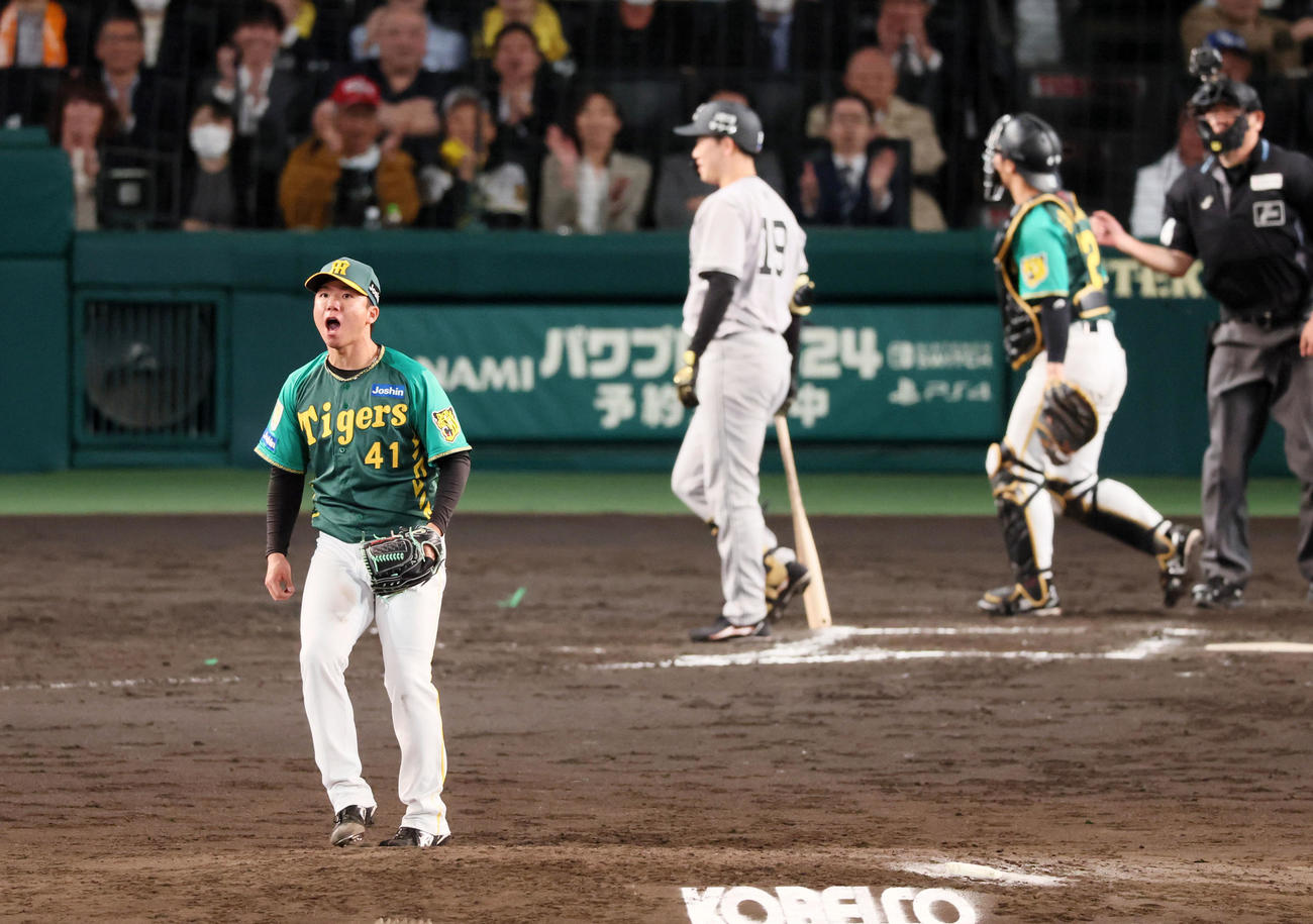 阪神対巨人　7回表巨人2死二、三塁、村上は山崎伊を三振に仕留めマウンド上で雄たけびを上げる（撮影・加藤哉）