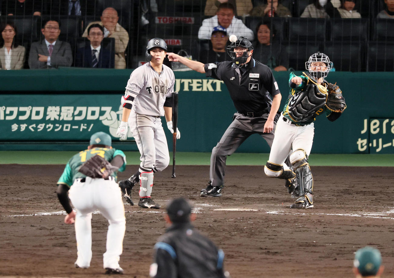 阪神対巨人　8回表巨人1死一塁、坂本は打者門脇のとき一塁走者佐々木の二塁盗塁を刺す（撮影・加藤哉）