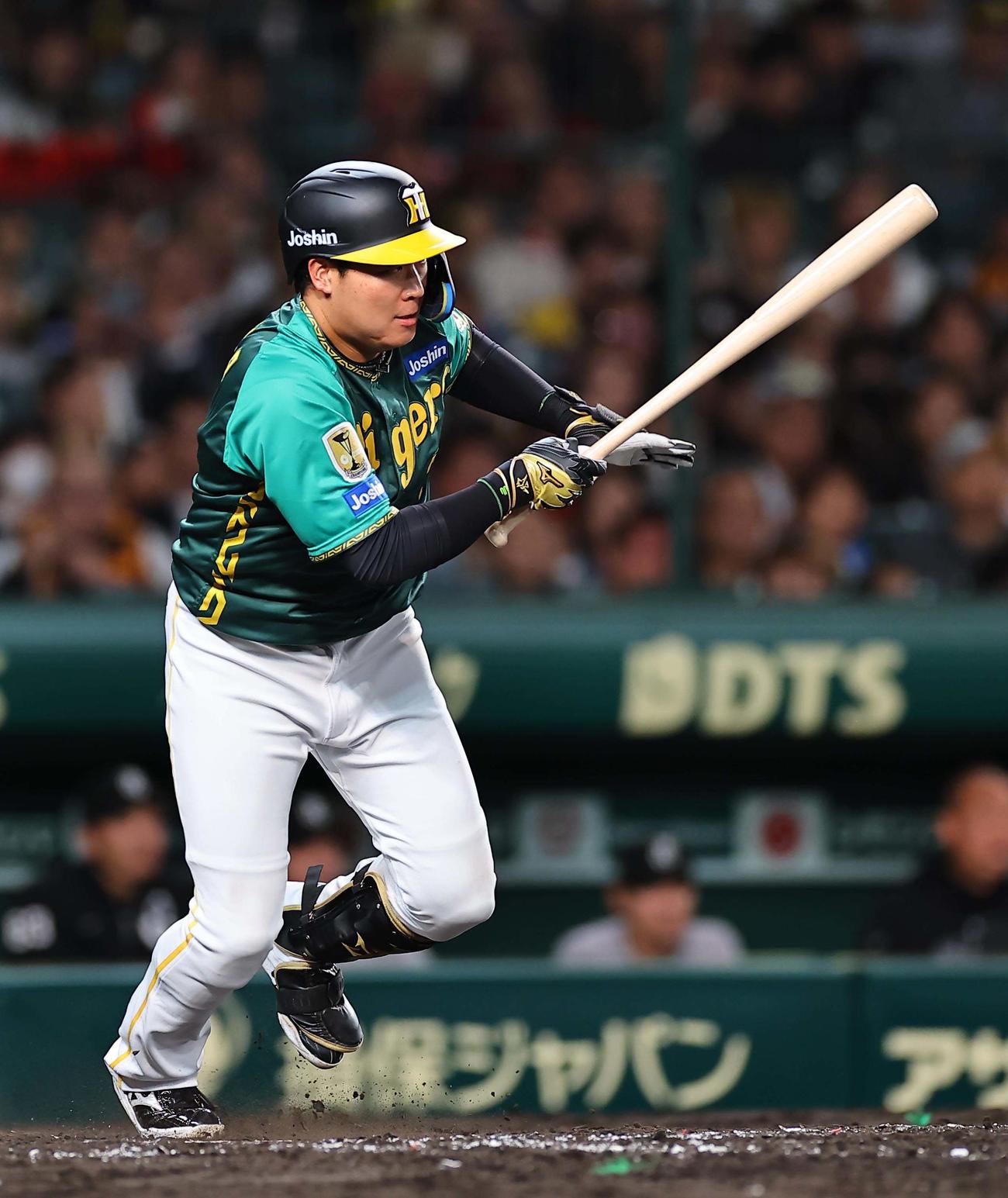 阪神対巨人　4回裏阪神無死一塁、大山は中前打を放つ（撮影・上田博志）