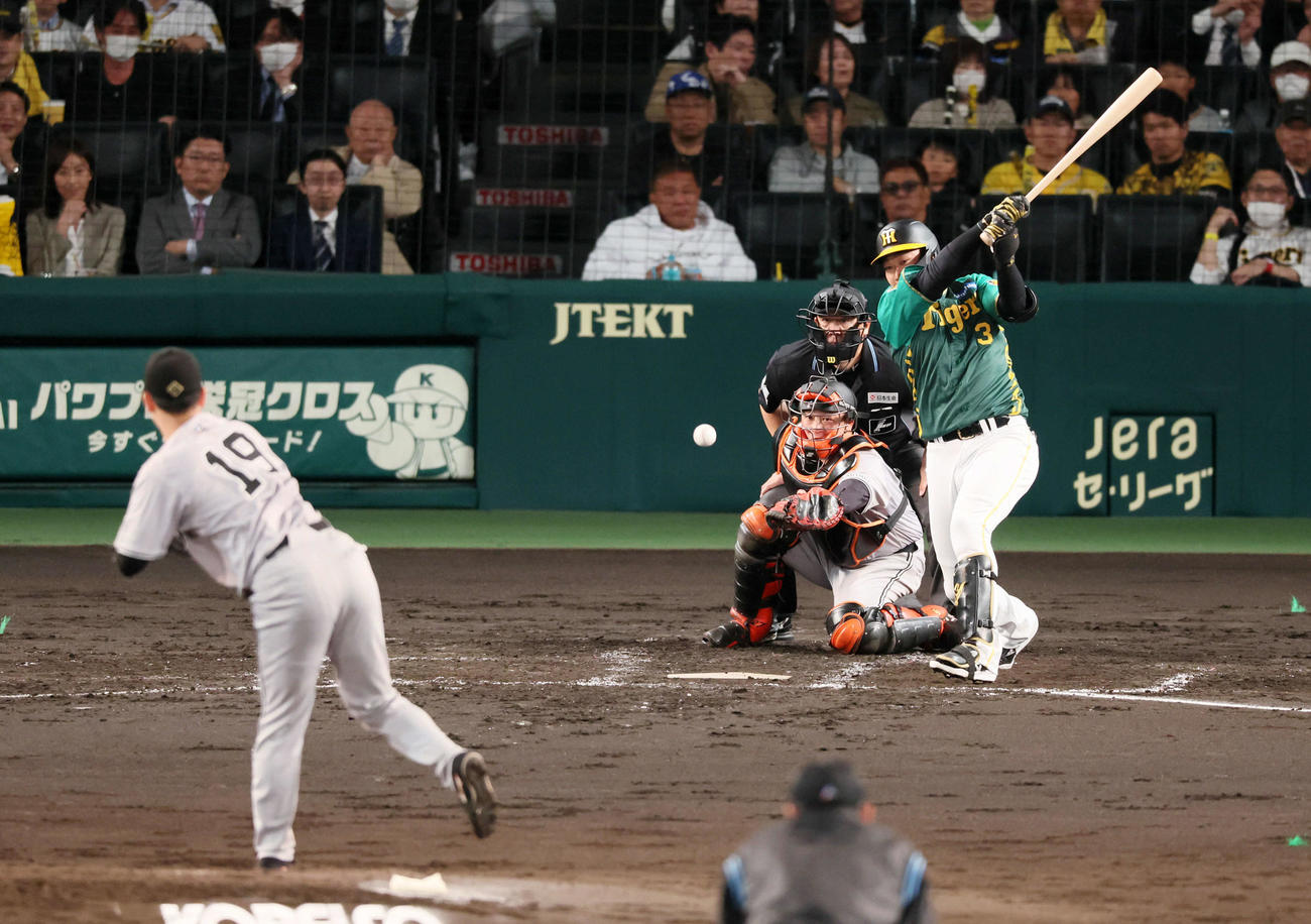 阪神対巨人　4回裏阪神無死一塁、大山は中前打を放つ。投手は山崎伊（撮影・加藤哉）