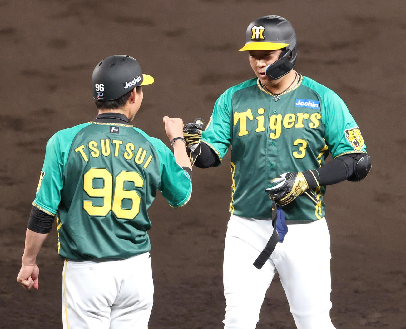 阪神対巨人　4回裏阪神無死一塁、大山（右）は中前打を放ち筒井外野守備走塁コーチとグータッチする（撮影・上山淳一）