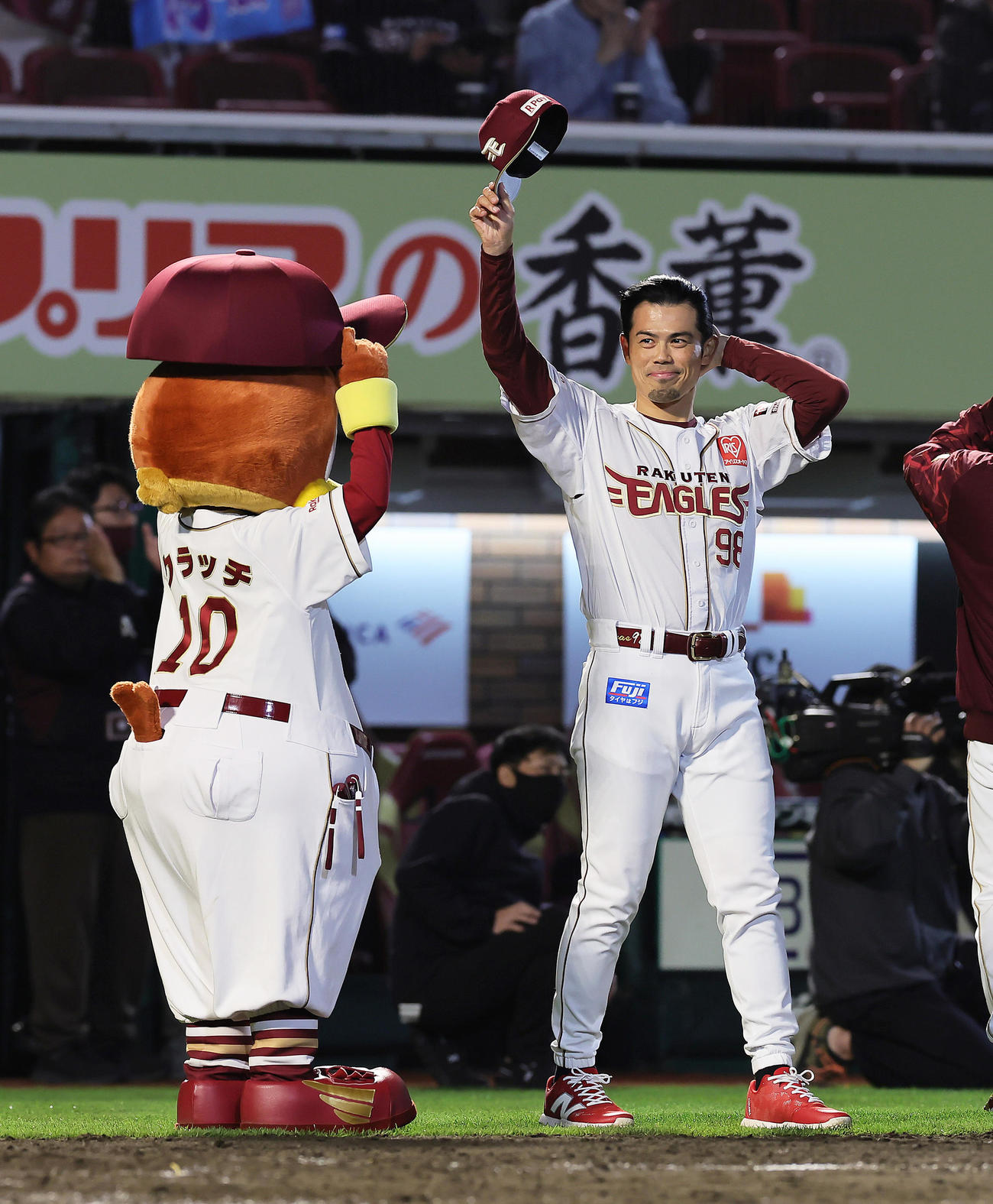 楽天対オリックス　オリックスに勝利した楽天今江監督はスタンドの声援に手を振って応える（撮影・足立雅史）