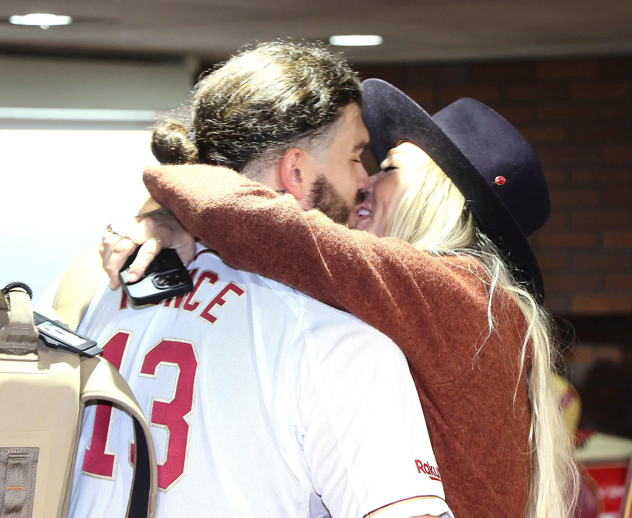 楽天対オリックス　今季2勝目を挙げた楽天のポンセ（左）は妻エマさんとキスをかわす（撮影・足立雅史）