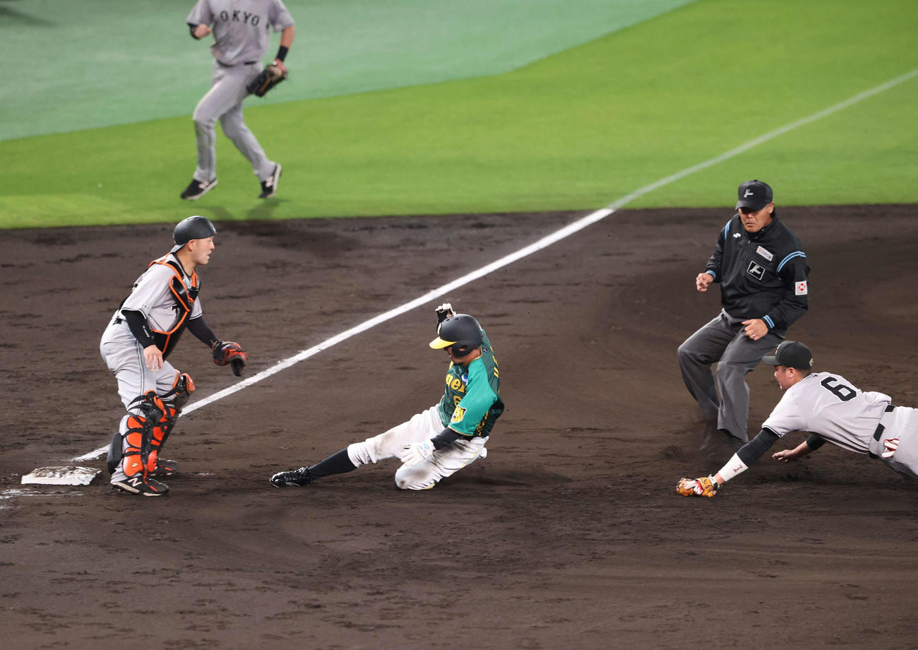 阪神対巨人　7回裏阪神1死二塁、二走植田（中央）は木浪の投ゴロで二、三塁間で挟まるも三塁手坂本のタッチをかわし三塁へ進む（撮影・上山淳一）