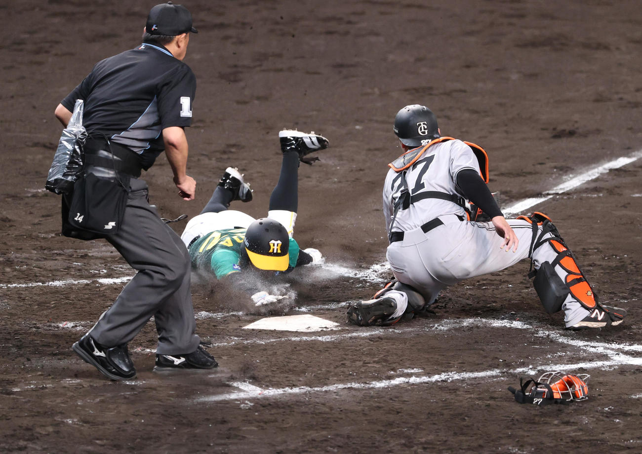 阪神対巨人　7回裏阪神1死二、三塁、三走植田（中央）は代打糸原の右犠飛で生還する。捕手岸田（撮影・上山淳一）