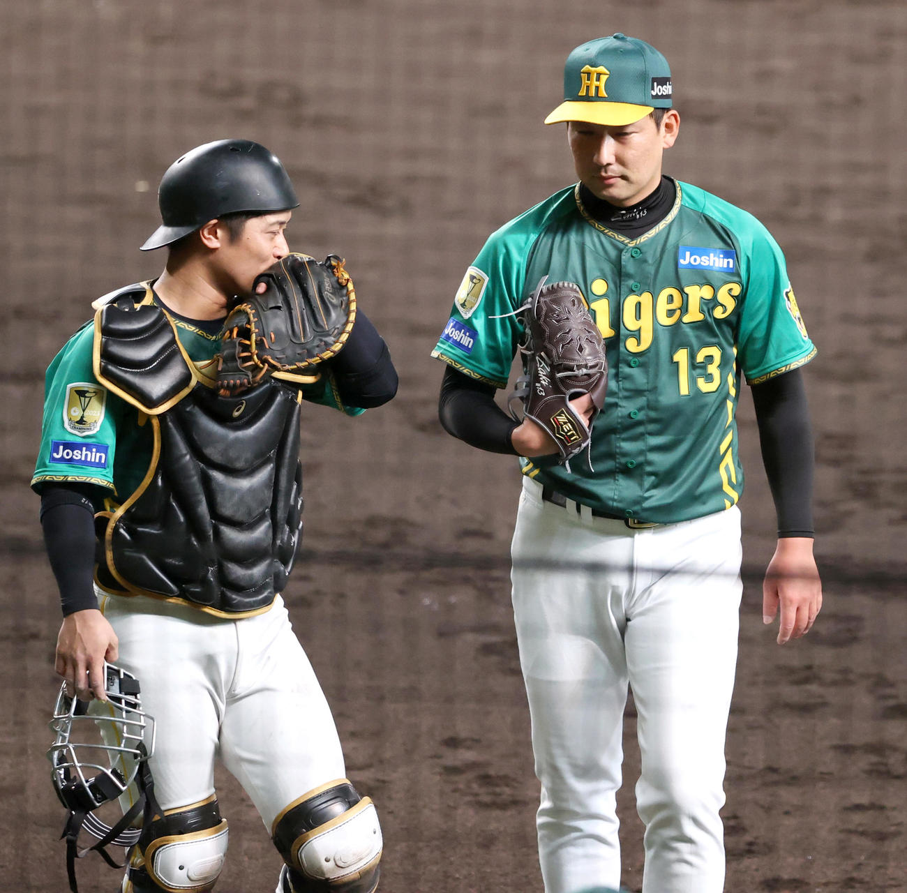 阪神対巨人　8回表を無失点で終えベンチに引き揚げる阪神岩崎（右）と坂本（撮影・上山淳一）
