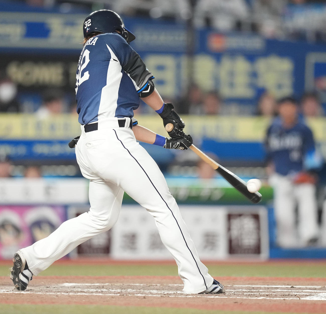 ロッテ対西武　7回表西武2死一、二塁、右越え3点本塁打を放つ山村（撮影・鈴木みどり）