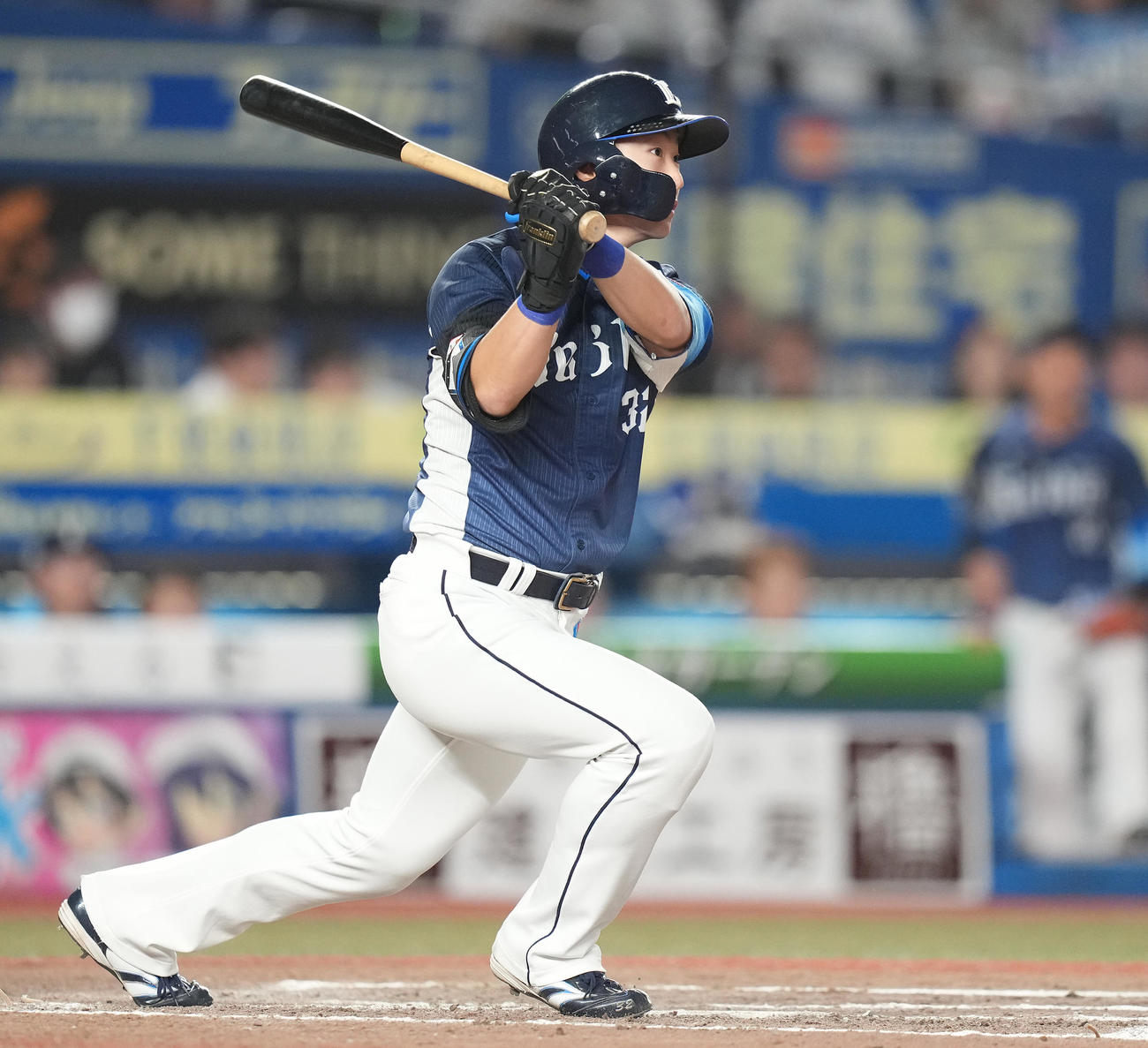 ロッテ対西武　7回表西武2死一、二塁、右越え3点本塁打を放つ山村（撮影・鈴木みどり）