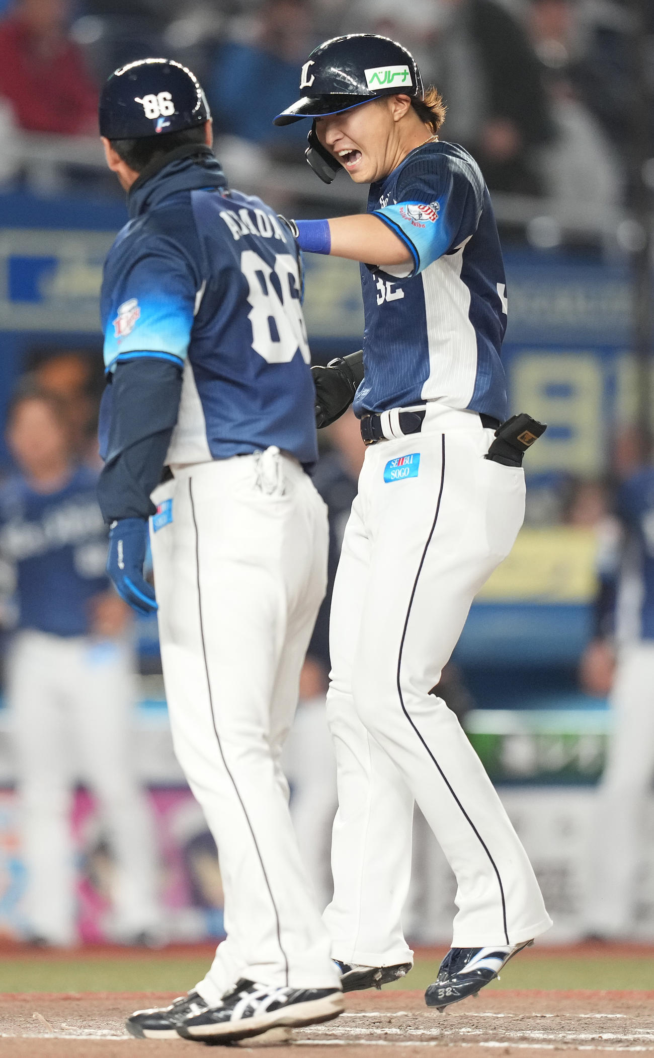 ロッテ対西武　7回表西武2死一、二塁、右越え3点本塁打を放った山村（右）は生還しほえる（撮影・鈴木みどり）