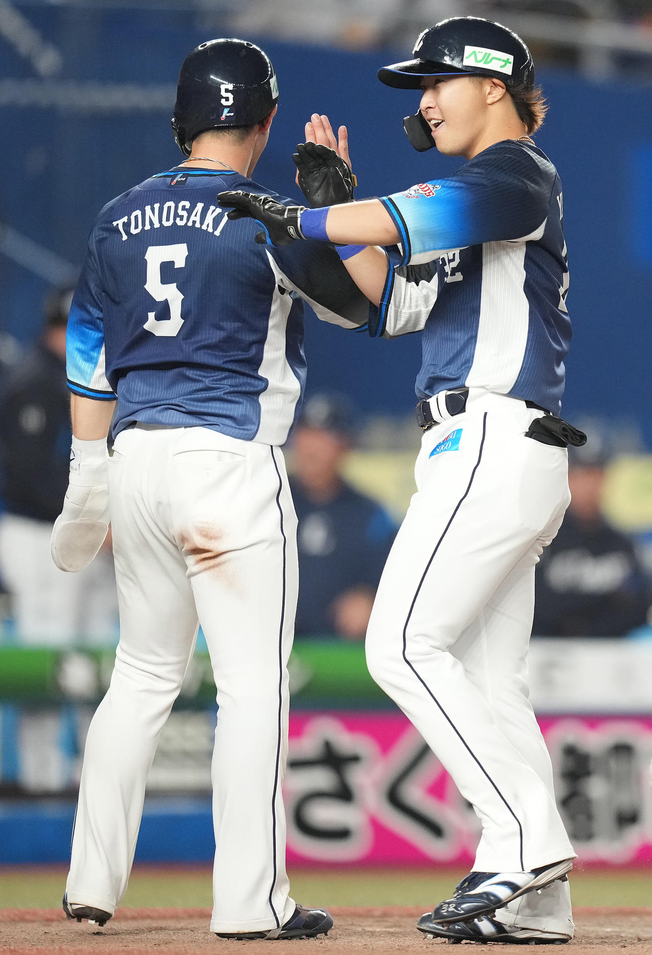 ロッテ対西武　7回表西武2死一、二塁、右越え3点本塁打を放った山村（右）は笑顔で生還（撮影・鈴木みどり）
