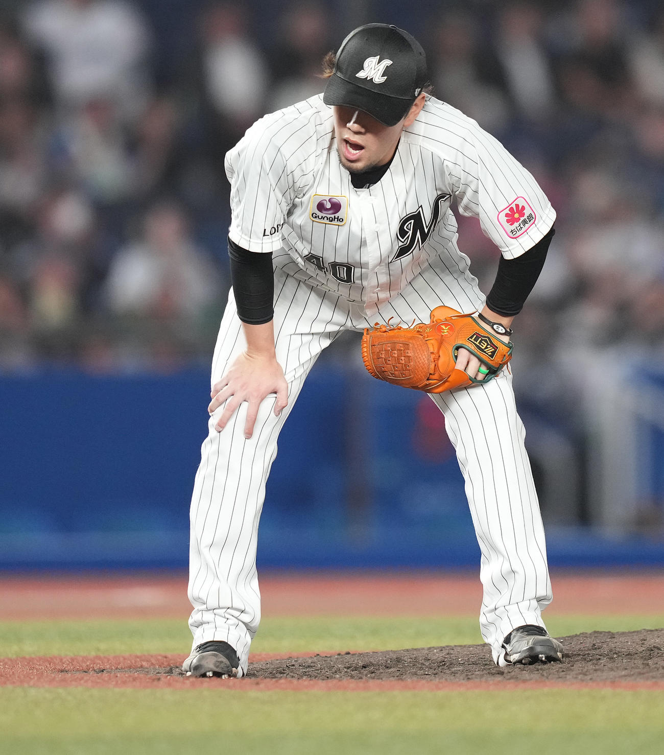ロッテ対西武　7回表西武2死一、二塁、山村に右越え3点本塁打を浴び、肩を落とす西村（撮影・鈴木みどり）