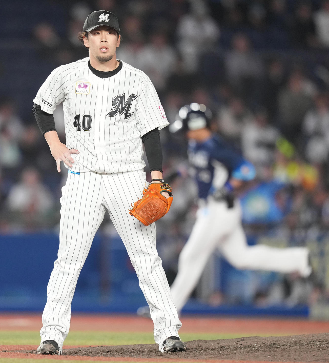 ロッテ対西武　7回表西武2死一、二塁、山村に右越え3点本塁打を浴び、ぼうぜんとする西村（撮影・鈴木みどり）
