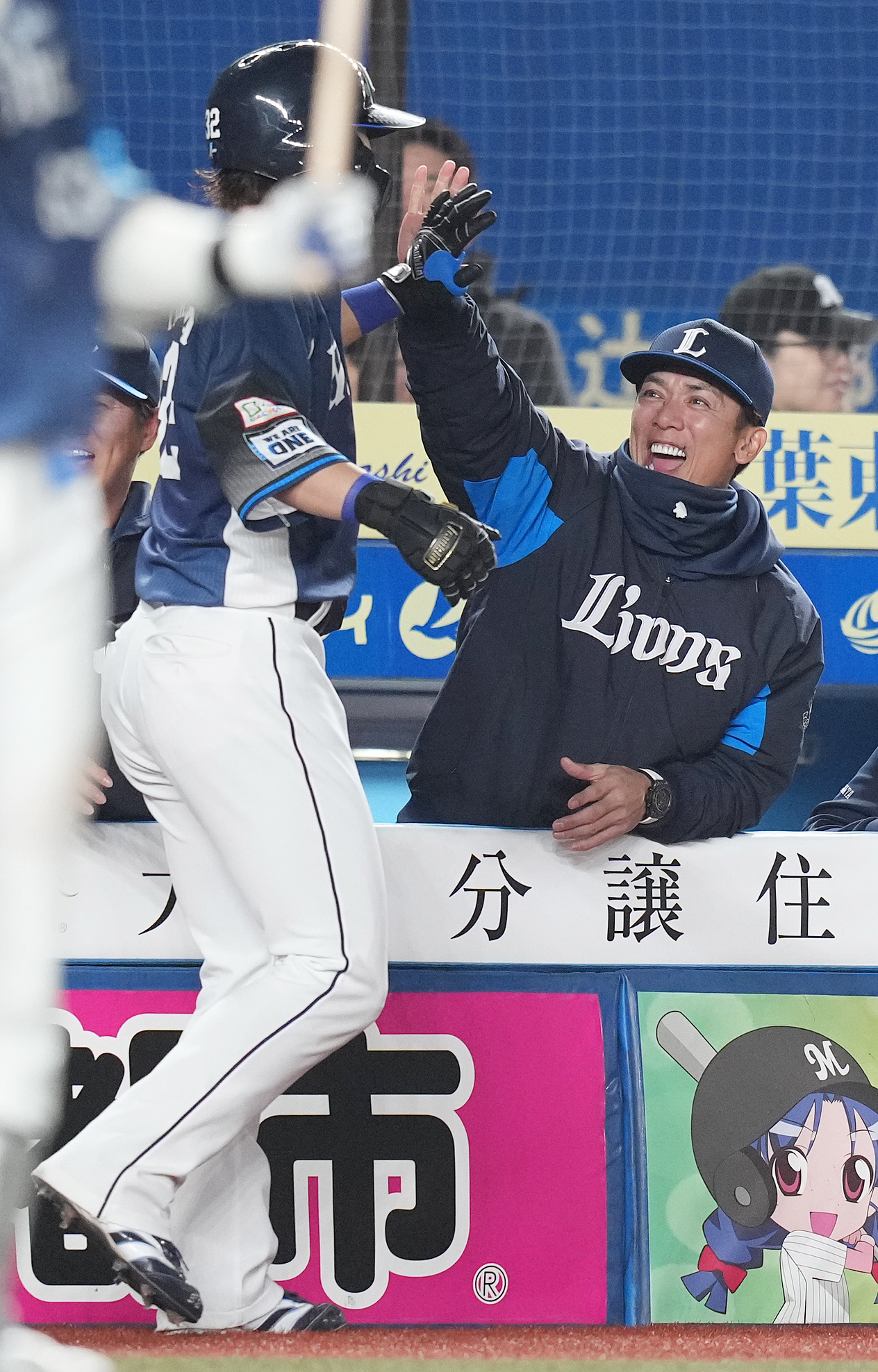 ロッテ対西武　7回表西武2死一、二塁、右越え3点本塁打を放った山村（左）を笑顔で迎える松井監督（撮影・鈴木みどり）