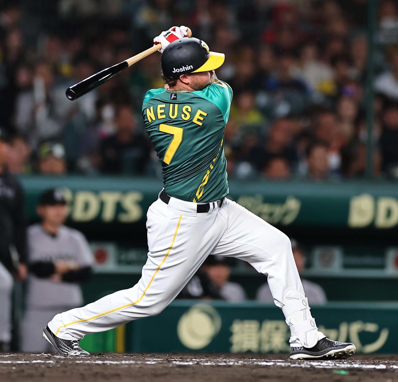 阪神対巨人　7回裏阪神無死、ノイジーは左前打を放つ（撮影・上田博志）