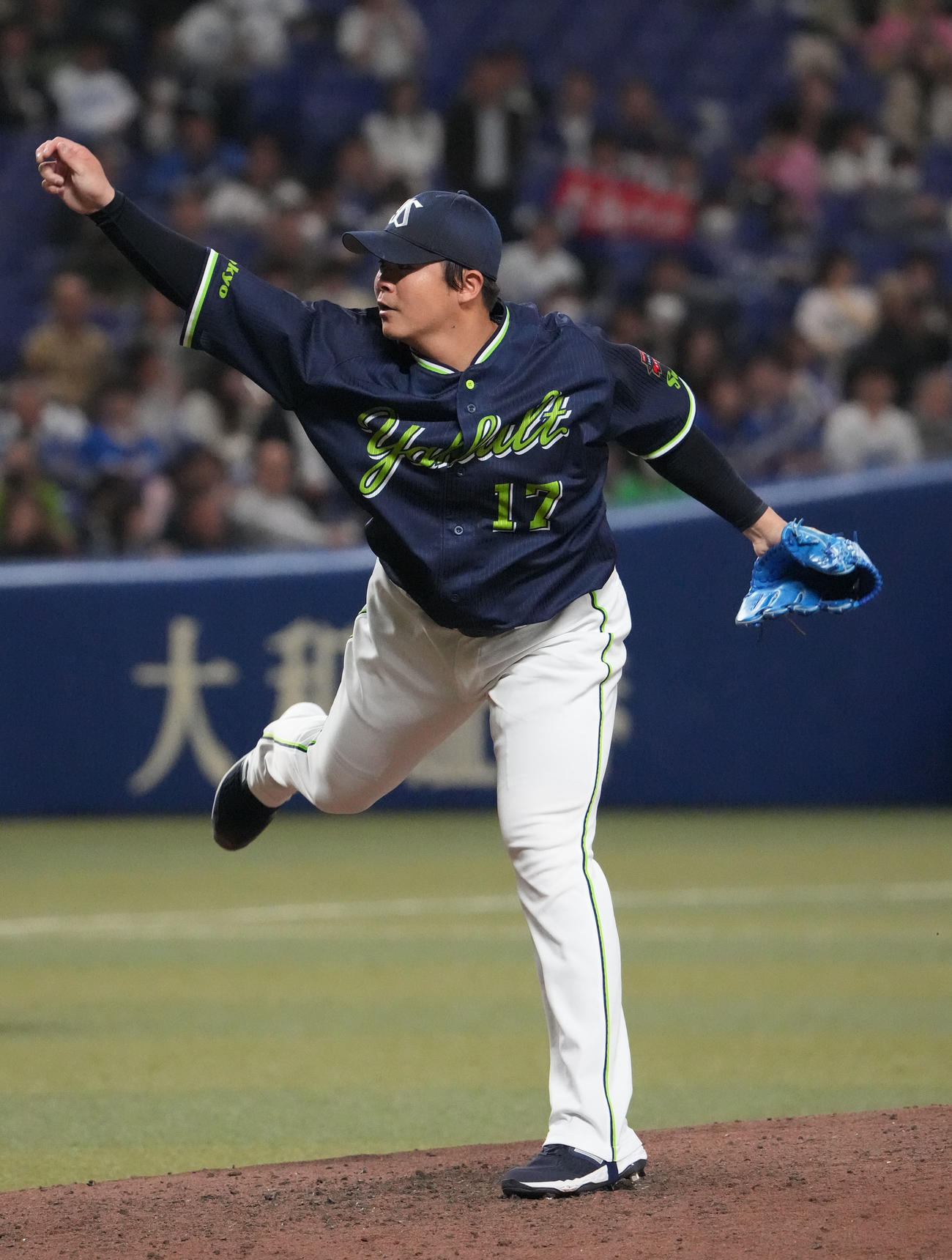 中日対ヤクルト　8回裏、ヤクルト4番手で登板する清水（撮影・森本幸一）