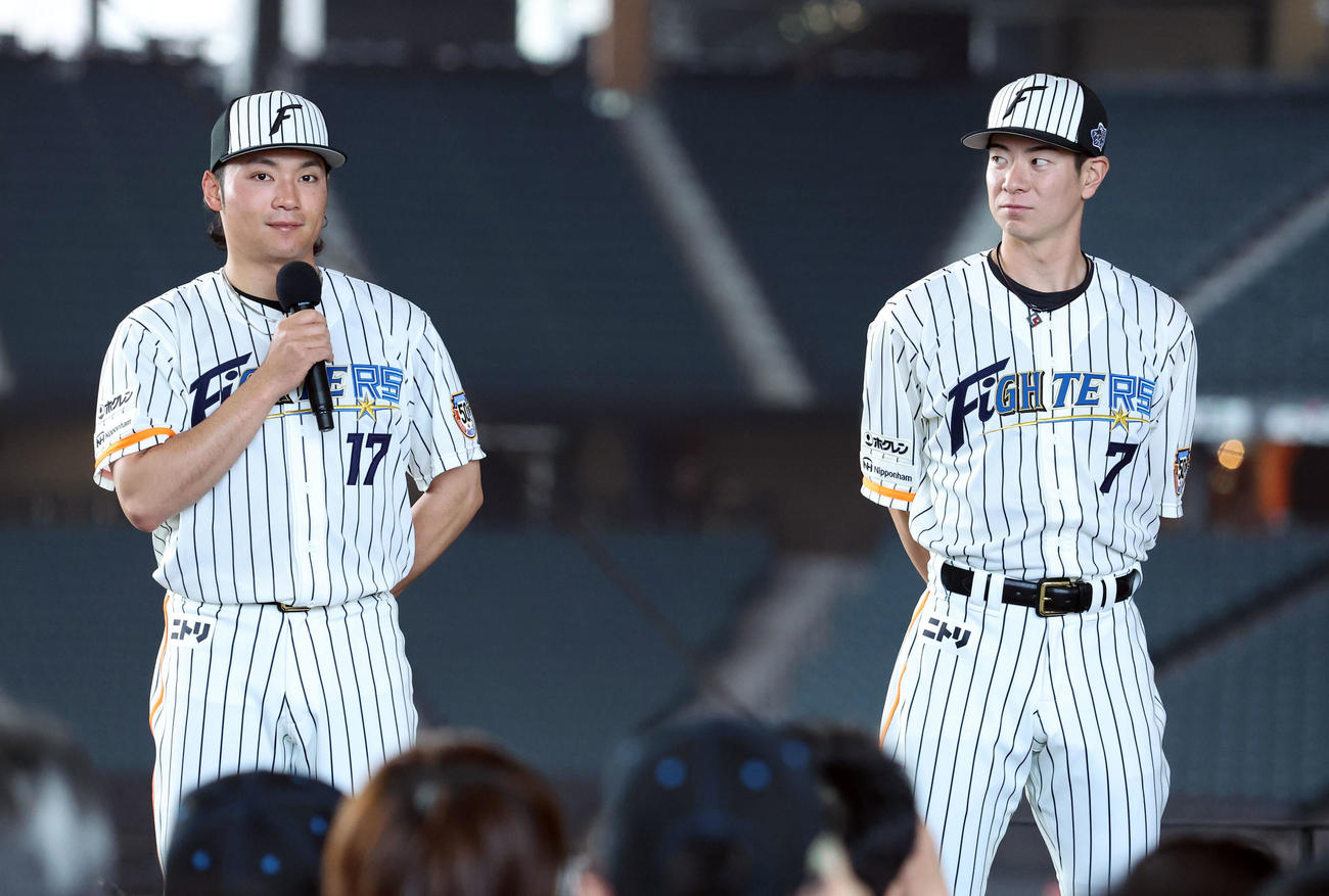 日本ハム対ソフトバンク　「ファイターズ50周年シリーズ」の限定ユニホームを着用し話す日本ハム伊藤（左）と松本剛（撮影・佐藤翔太）
