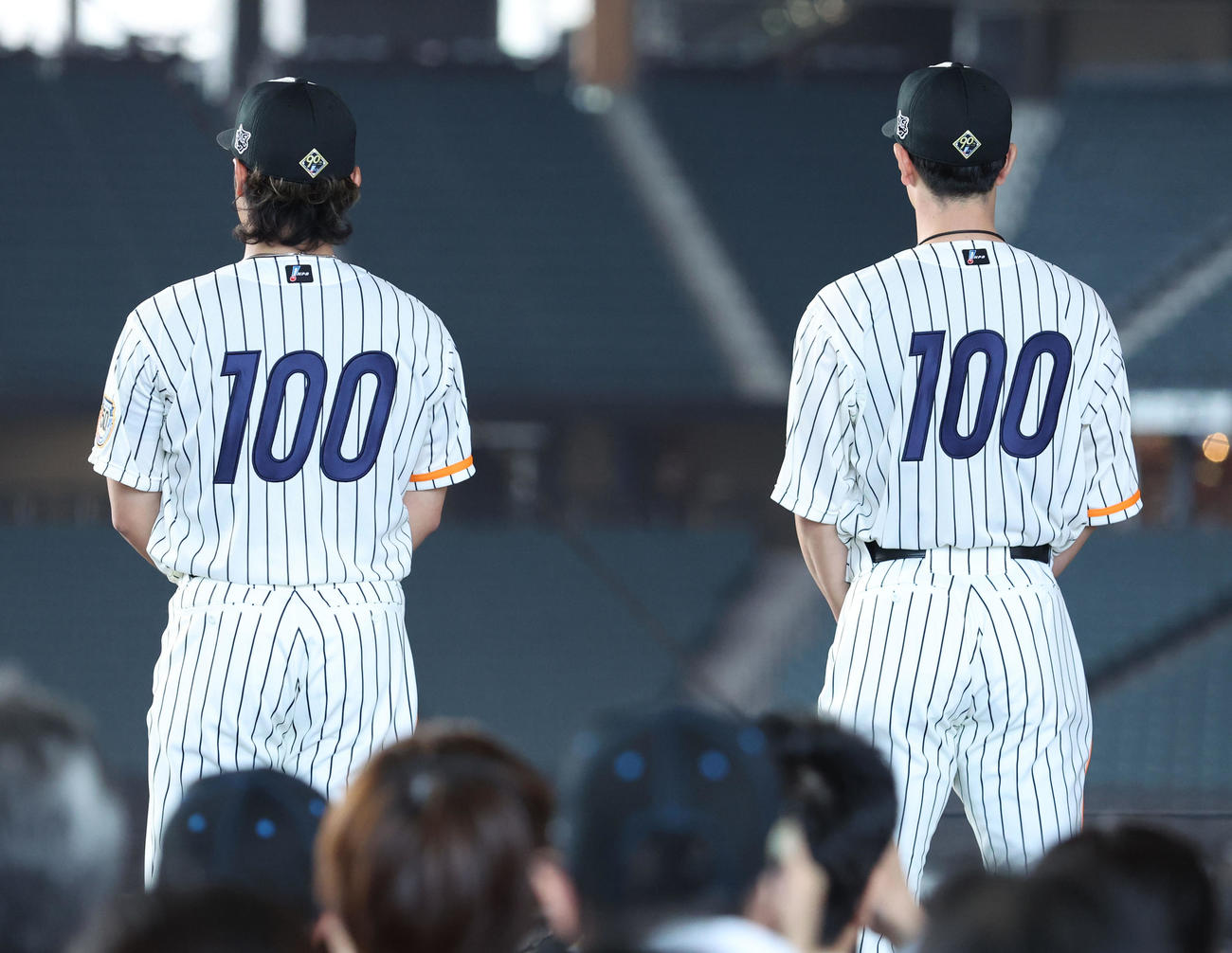 日本ハム対ソフトバンク　「ファイターズ50周年シリーズ」の限定ユニホームを着用し背番号を披露する日本ハム伊藤（左）と松本剛（撮影・佐藤翔太）