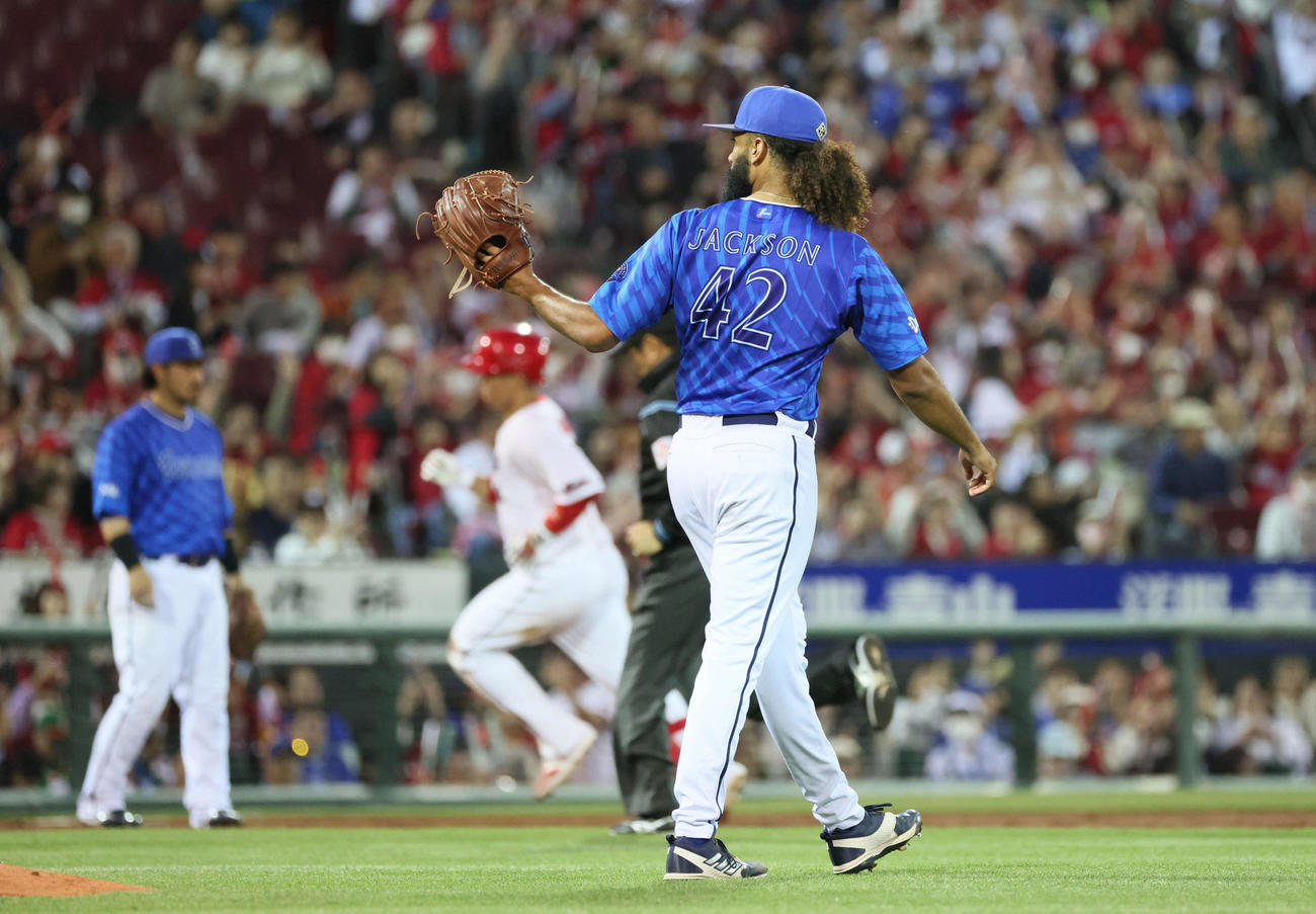 広島対DeNA 3回裏広島2死、坂倉に右越え本塁打を浴びたジャクソン（撮影・加藤孝規）