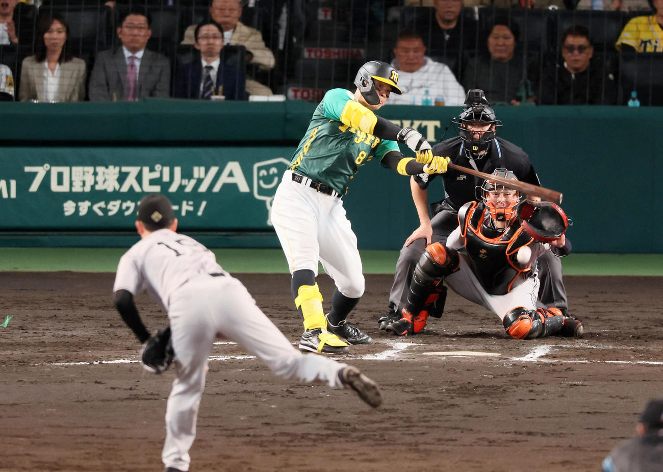 阪神対巨人　6回裏阪神2死一塁、投ゴロに倒れる佐藤輝。投手は山崎伊（撮影・加藤哉）