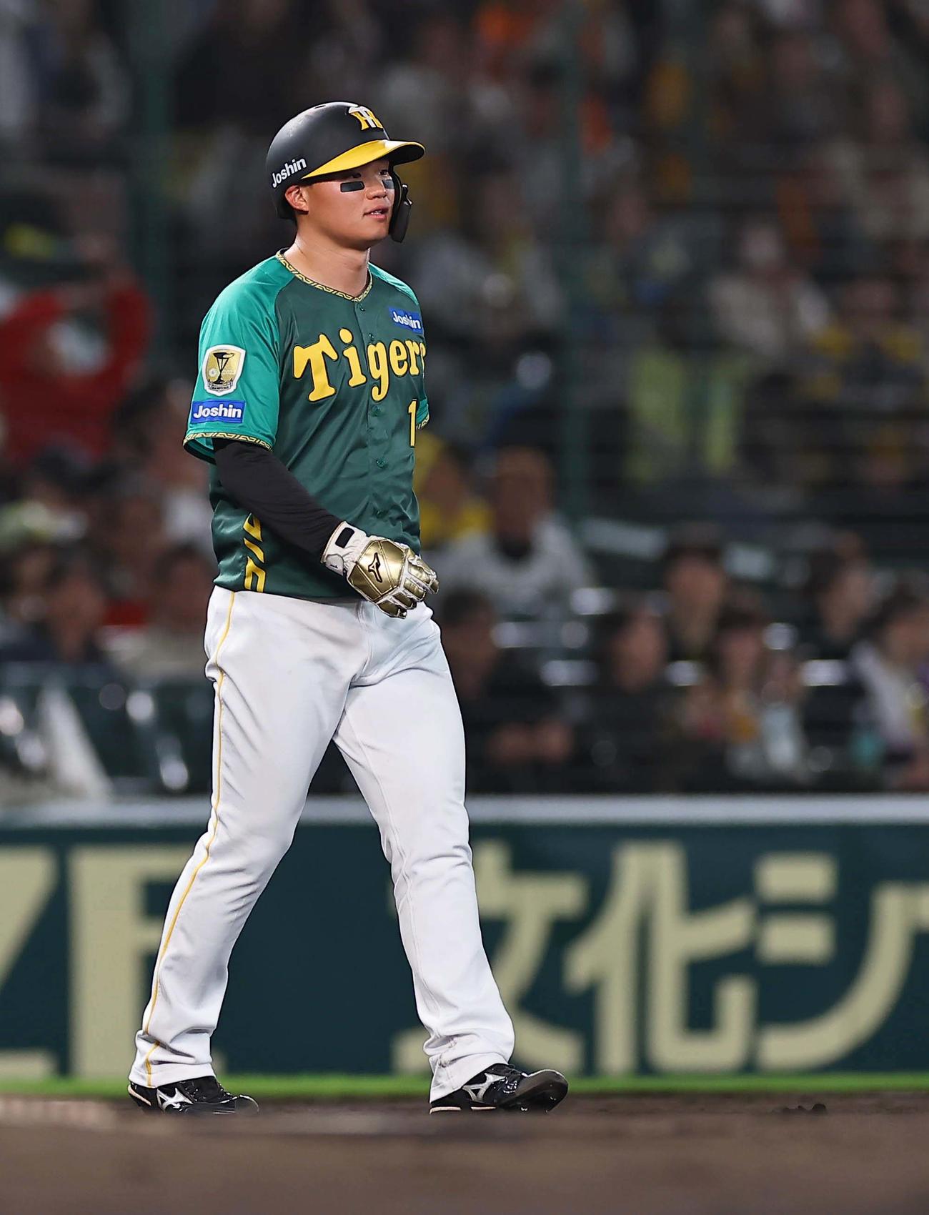 阪神対巨人　4回裏阪神1死一、二塁、森下はノイジーの二飛で二塁を飛び出し憤死する（撮影・上田博志）