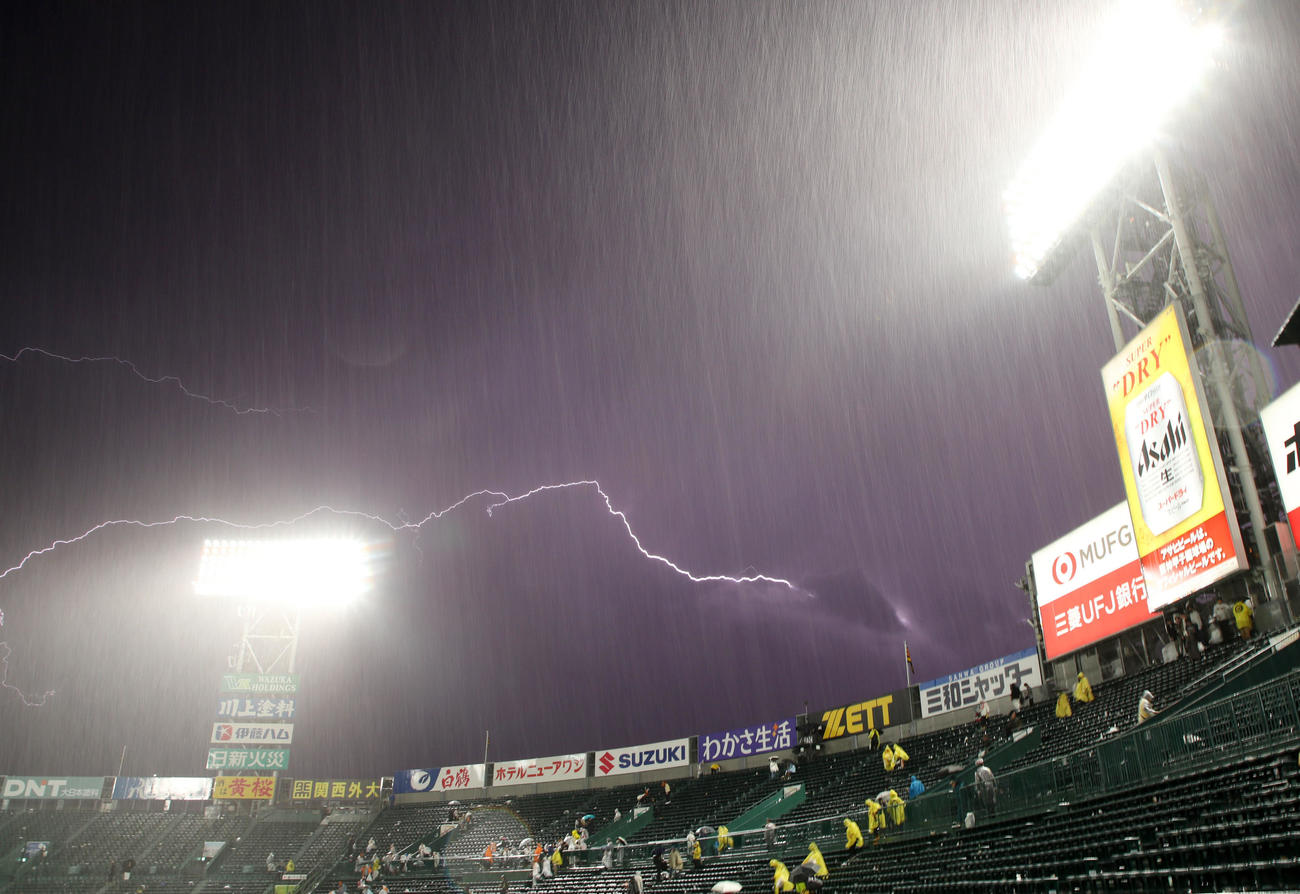 阪神対巨人　10回表、降雨コールドとなり甲子園球場上空には稲妻が光る（撮影・加藤哉）