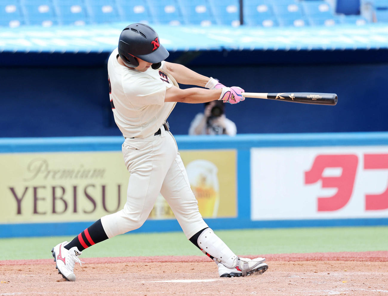 駒大対日大　4回裏日大2死一塁、角田は左越え2点本塁打を放つ（撮影・鈴木正人）