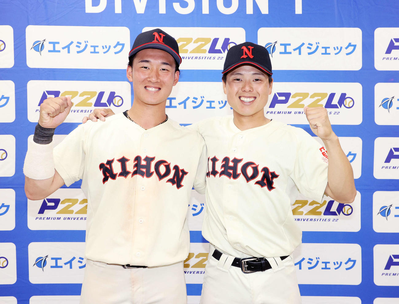 駒大対日大　勝利し笑顔でガッツポーズする日大・南條（左）と角田（撮影・鈴木正人）