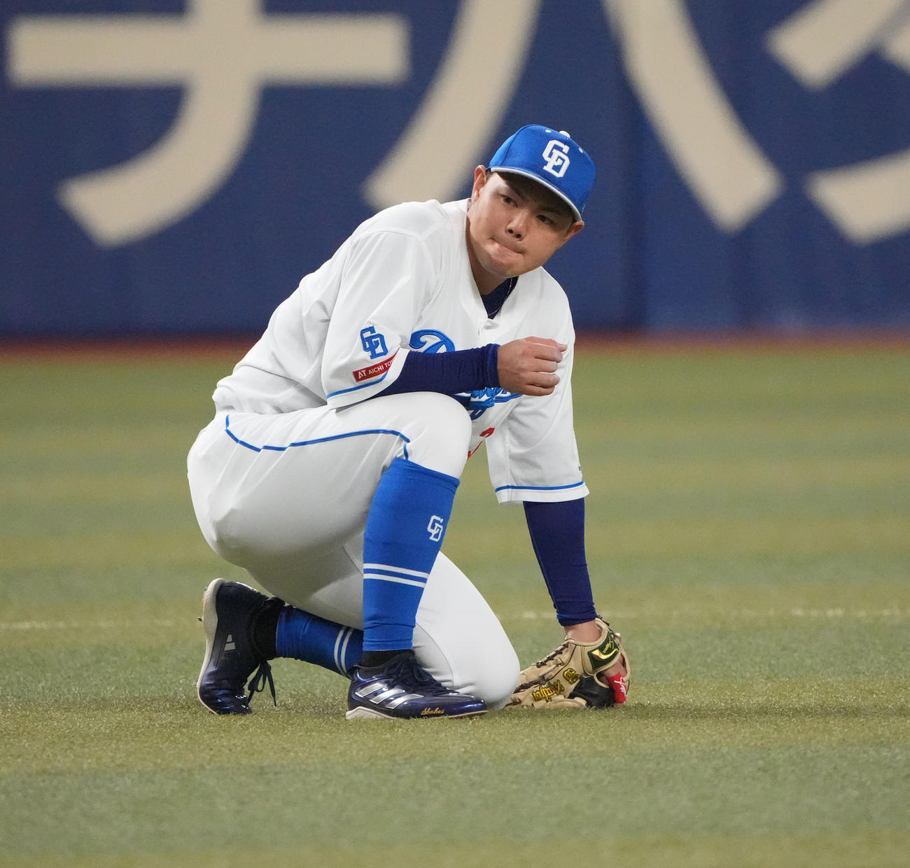 三ゴロを処理し送球後うずくまる中日高橋周（2024年4月16日撮影）