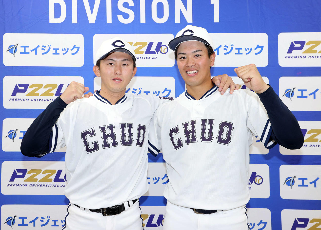 国学院大対中大　勝利し笑顔でガッツポーズする中大・山口（左）と熊谷（撮影・鈴木正人）