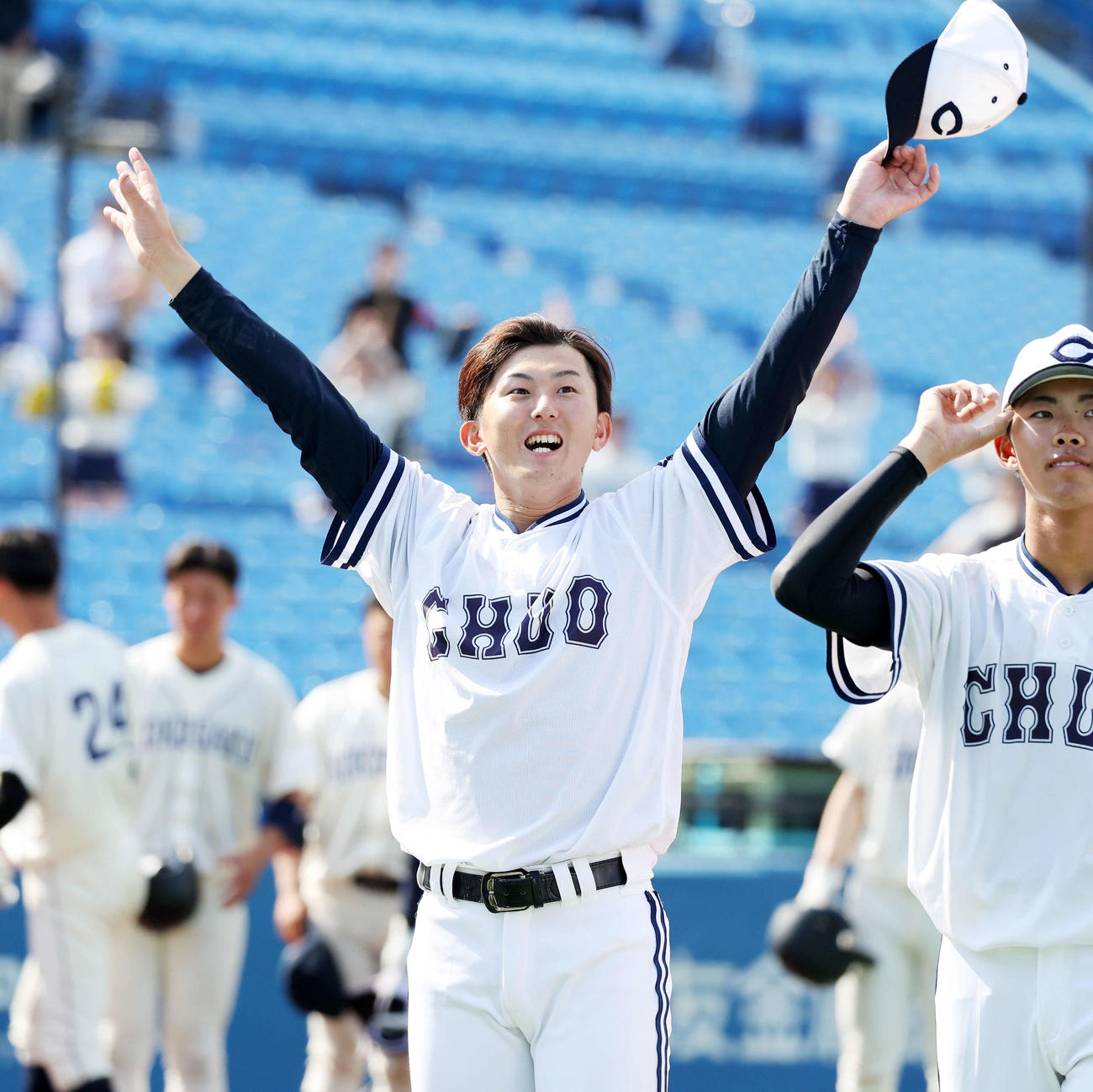 国学院大対中大　勝利し応援席に手を振る中大・山口謙作（撮影・鈴木正人）